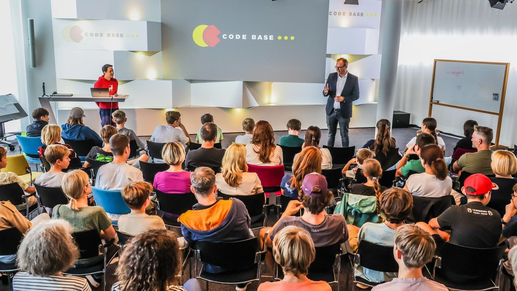 Code Base Camp Vorarlberg bietet Jugendlichen einfachen Einstieg in HTML und KI