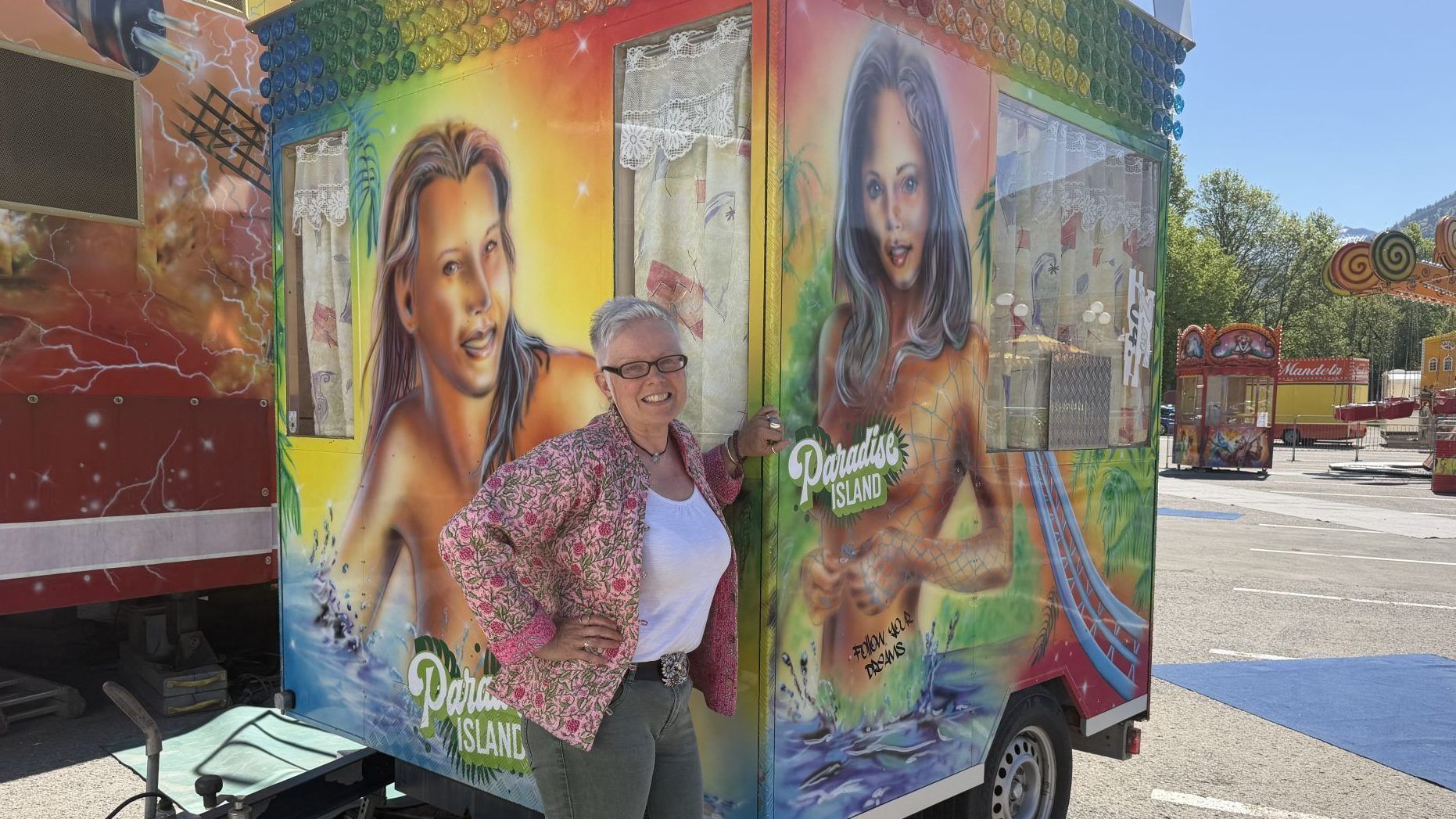 Rummelplatz: Nackte Frauen auf Anhänger sorgen für Empörung