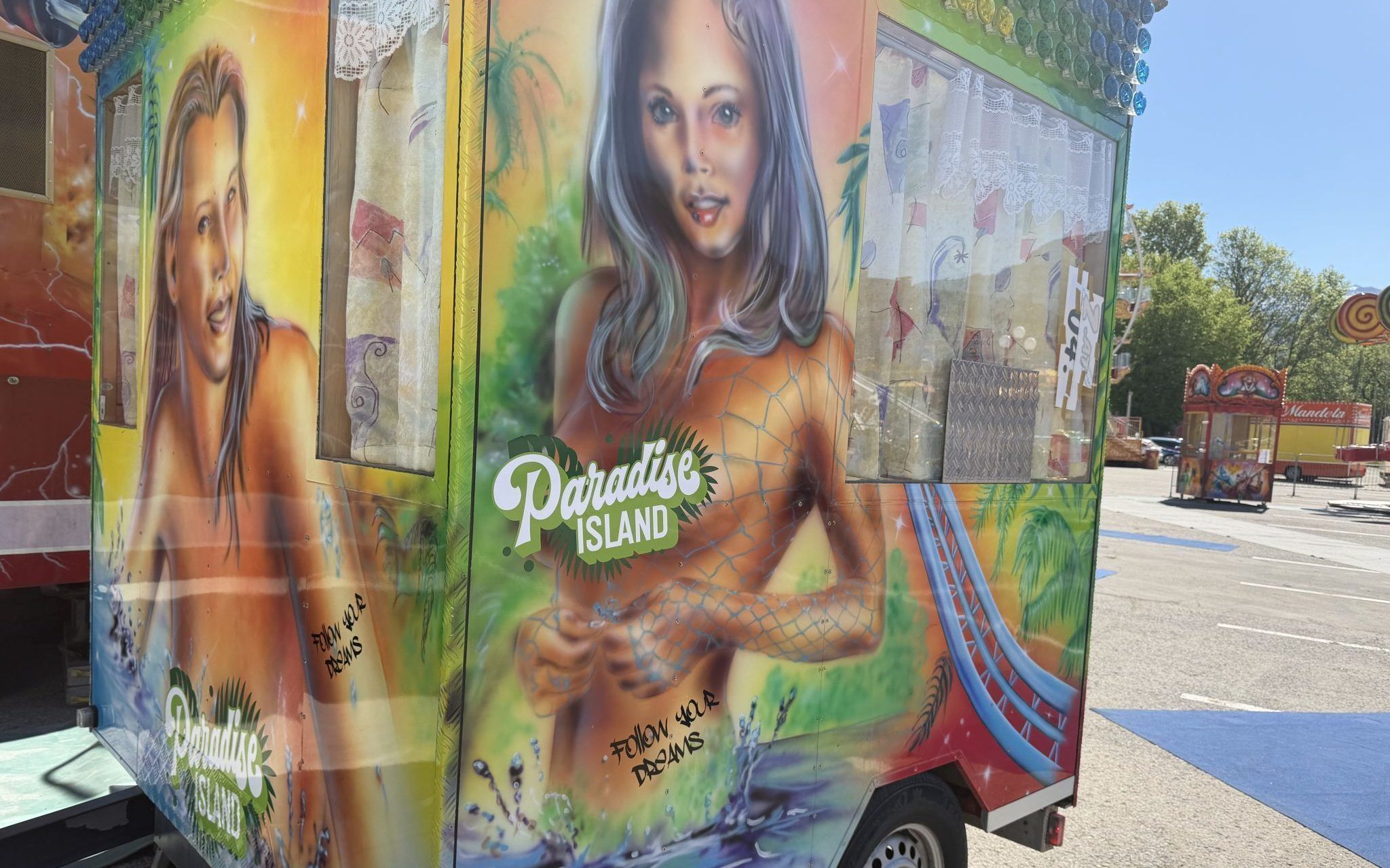 Rummelplatz: Nackte Frauen auf Anhänger sorgen für Empörung