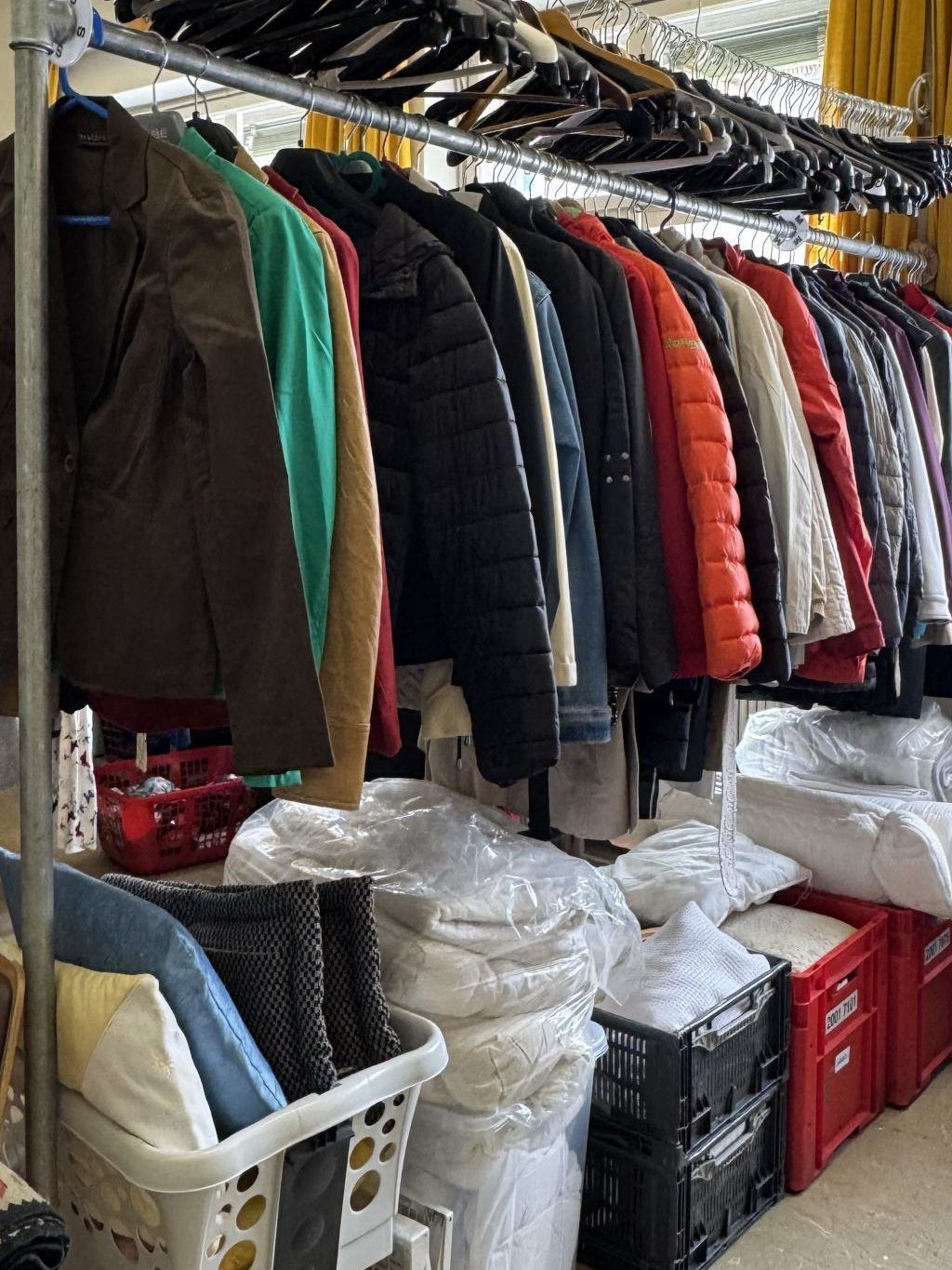 "Um neun Uhr stehen alle vor der Tür" – Warum die Kleiderstube Walgau für viele unverzichtbar ist