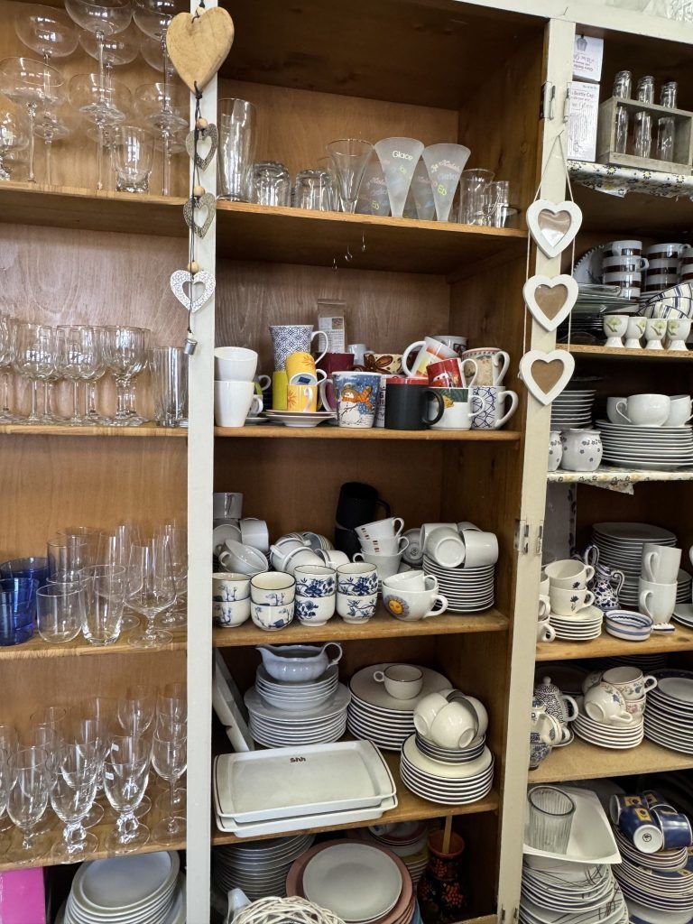 "Um neun Uhr stehen alle vor der Tür" – Warum die Kleiderstube Walgau für viele unverzichtbar ist