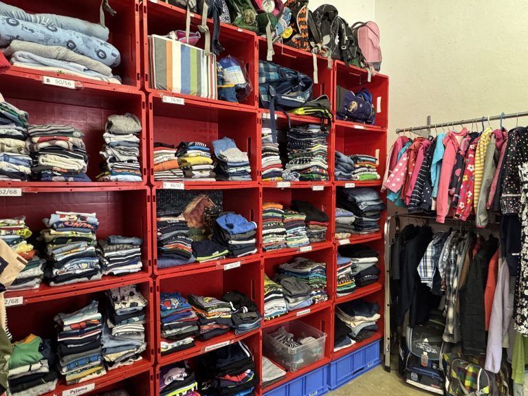 "Um neun Uhr stehen alle vor der Tür" – Warum die Kleiderstube Walgau für viele unverzichtbar ist