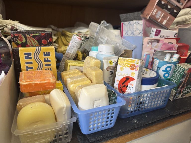 "Um neun Uhr stehen alle vor der Tür" – Warum die Kleiderstube Walgau für viele unverzichtbar ist