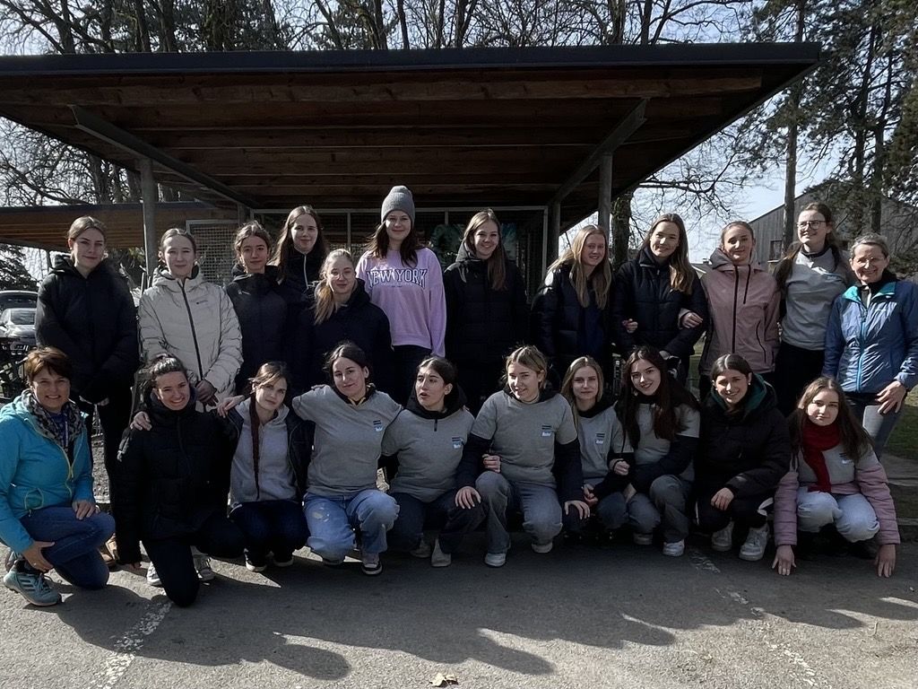 Riedenburg-Schülerinnen installierten Fitnessparcours im Schulpark
