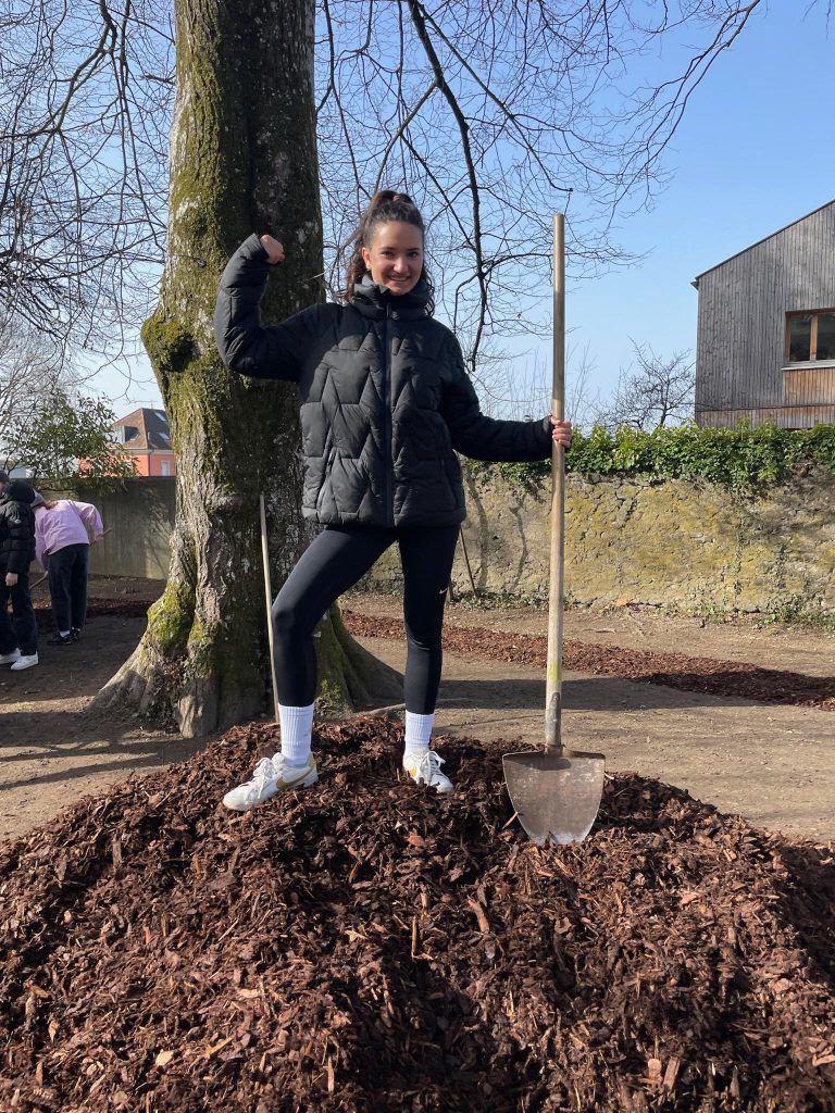 Riedenburg-Schülerinnen installierten Fitnessparcours im Schulpark