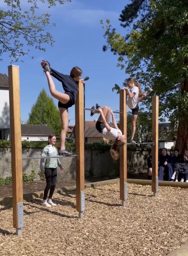 Riedenburg-Schülerinnen installierten Fitnessparcours im Schulpark