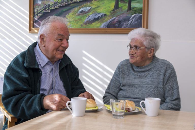 Unzertrennlich und stark – Walter Müller pflegt seine Frau trotz eigener Krankheit