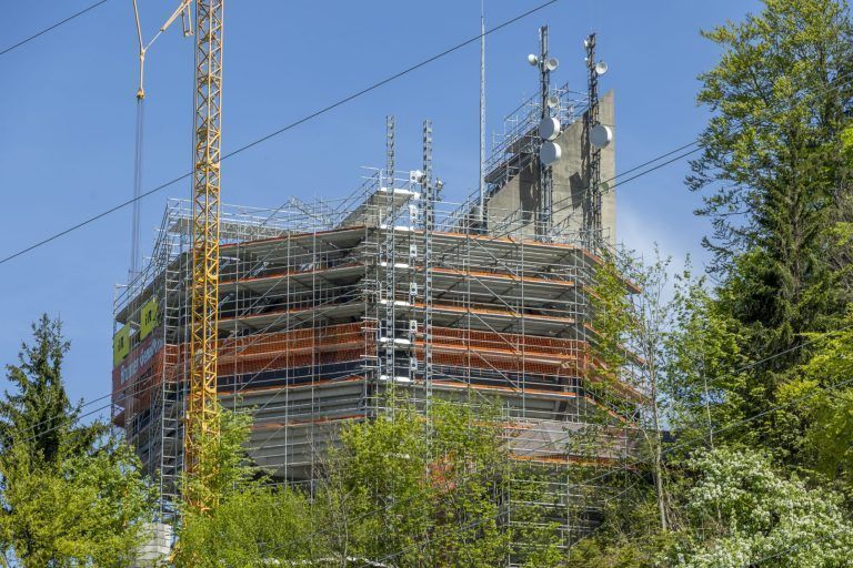 Auffällige Baustelle am Pfänderhang: Was es mit dem riesigen Gerüst auf sich hat