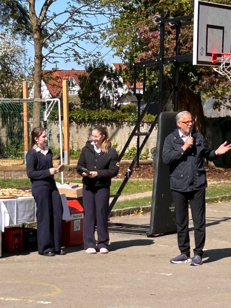 Riedenburg-Schülerinnen installierten Fitnessparcours im Schulpark