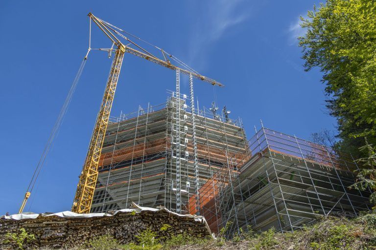 Auffällige Baustelle am Pfänderhang: Was es mit dem riesigen Gerüst auf sich hat