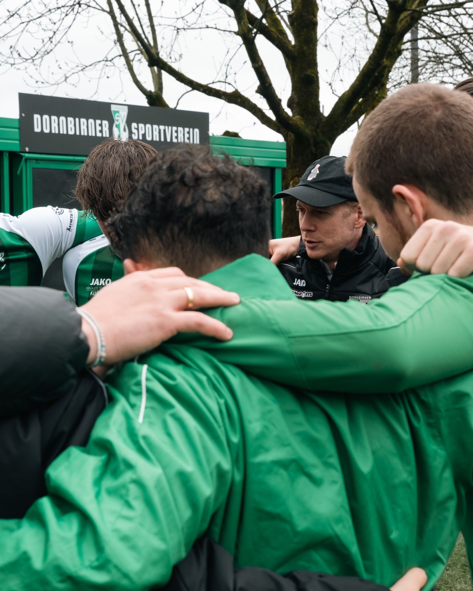 Trainer Roman Ellensohn schwörte sein Team vor der Partie gegen Lustenau ein. 