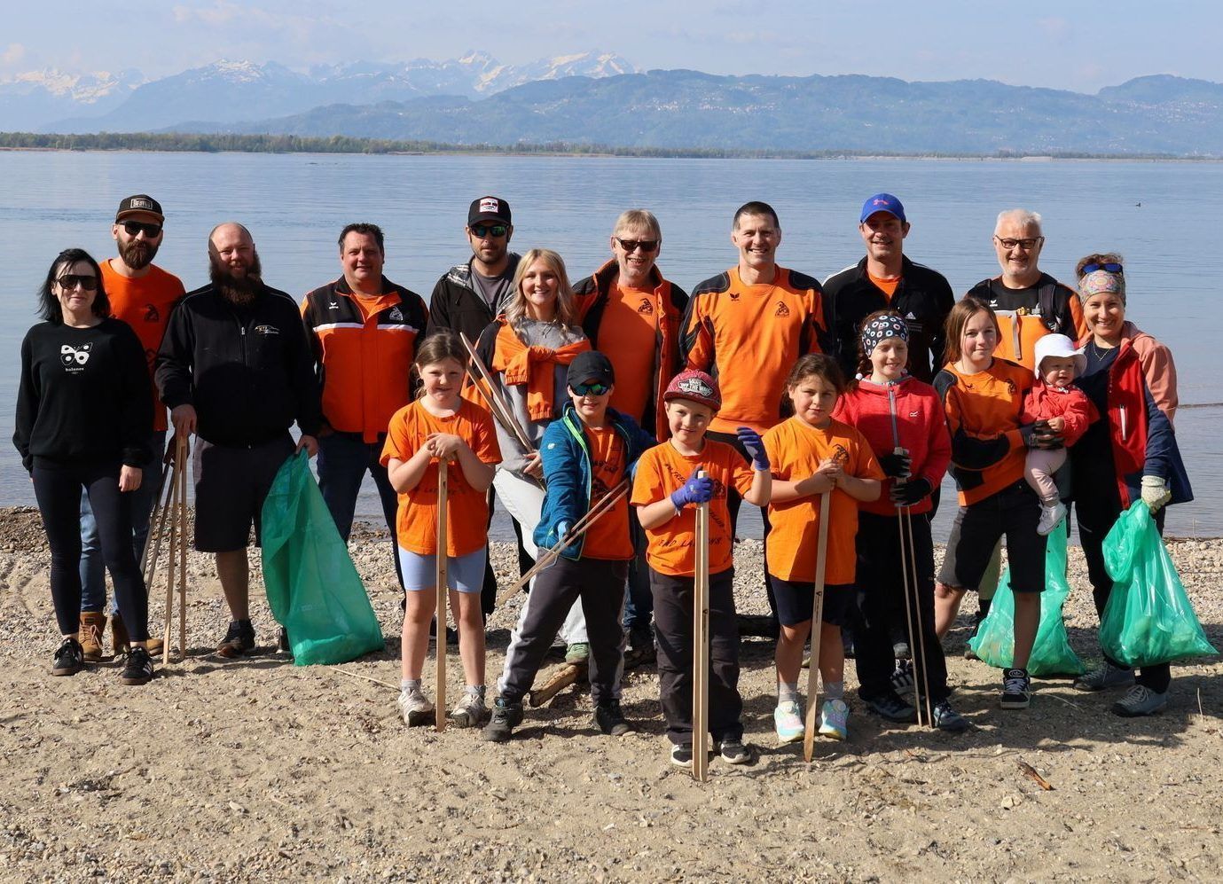 Ringer des AC Hörbranz an der Leiblachmündung bei der Seeufer- und Flurreinigung in Hörbranz