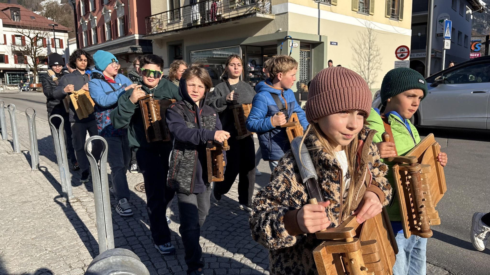 Die Schrunser Rätschnerinnen und Rätschner waren im gesamten Ortsgebiet unterwegs, hier in der Silbertalerstraße.