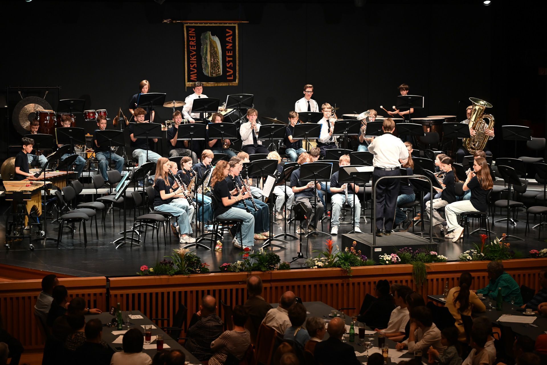 Die Jugendmusik präsentierte zwei Stücke, die sie kommendes Wochenende bei einem Wettbewerb in Italien vorspielen.