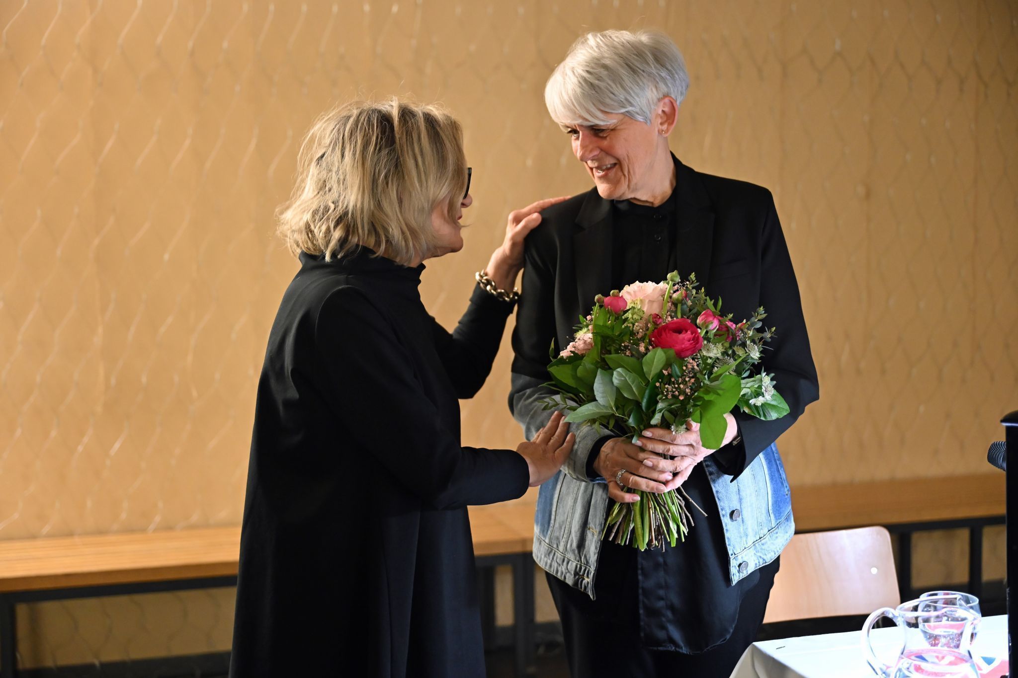 Angelika Ibele bedankte sich bei Lisbeth Bischoff für den überaus unterhaltsamen Abend.