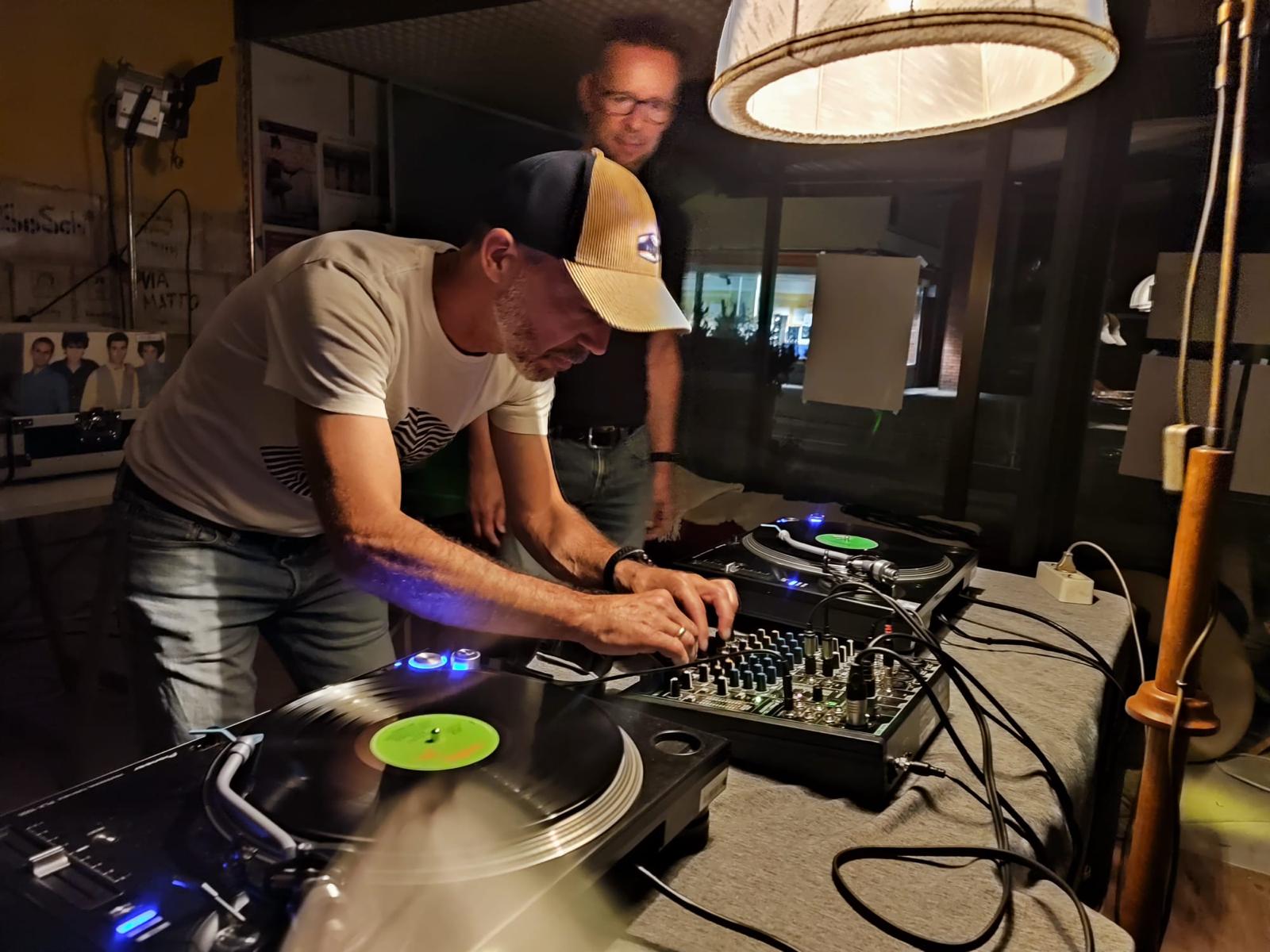 Djoke sorgt für musikalische Klänge im VogelfreiRAUM. PRIVAT