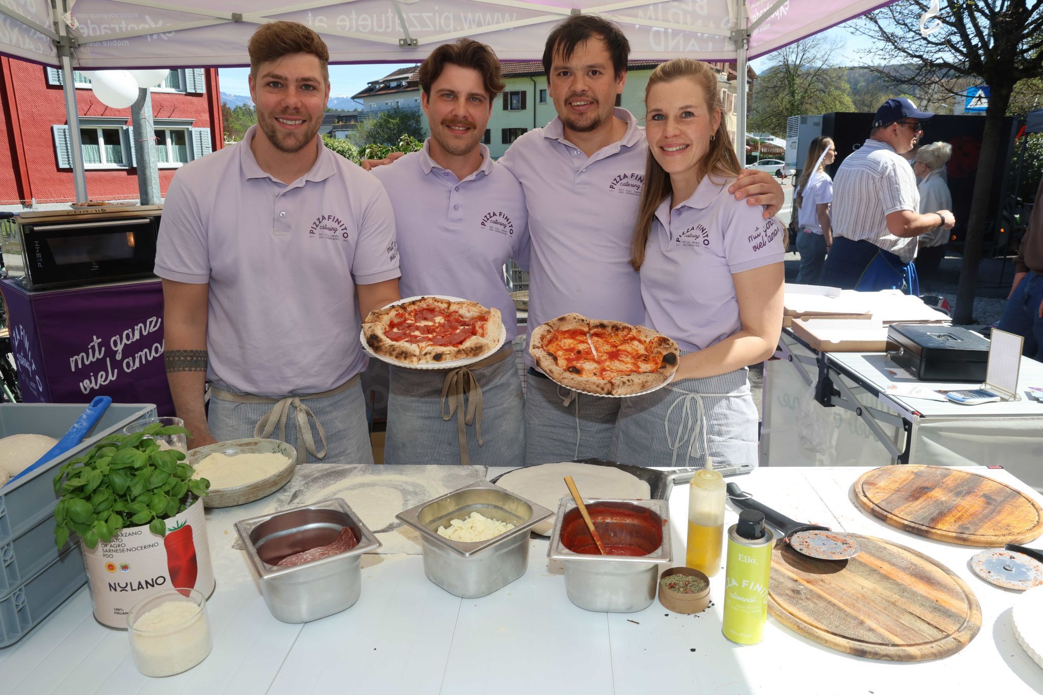 Simon Bolter, DDKevin Konzett, Jonathan Sae-Khu und Melanie Kirchmann mit Pizzen..
