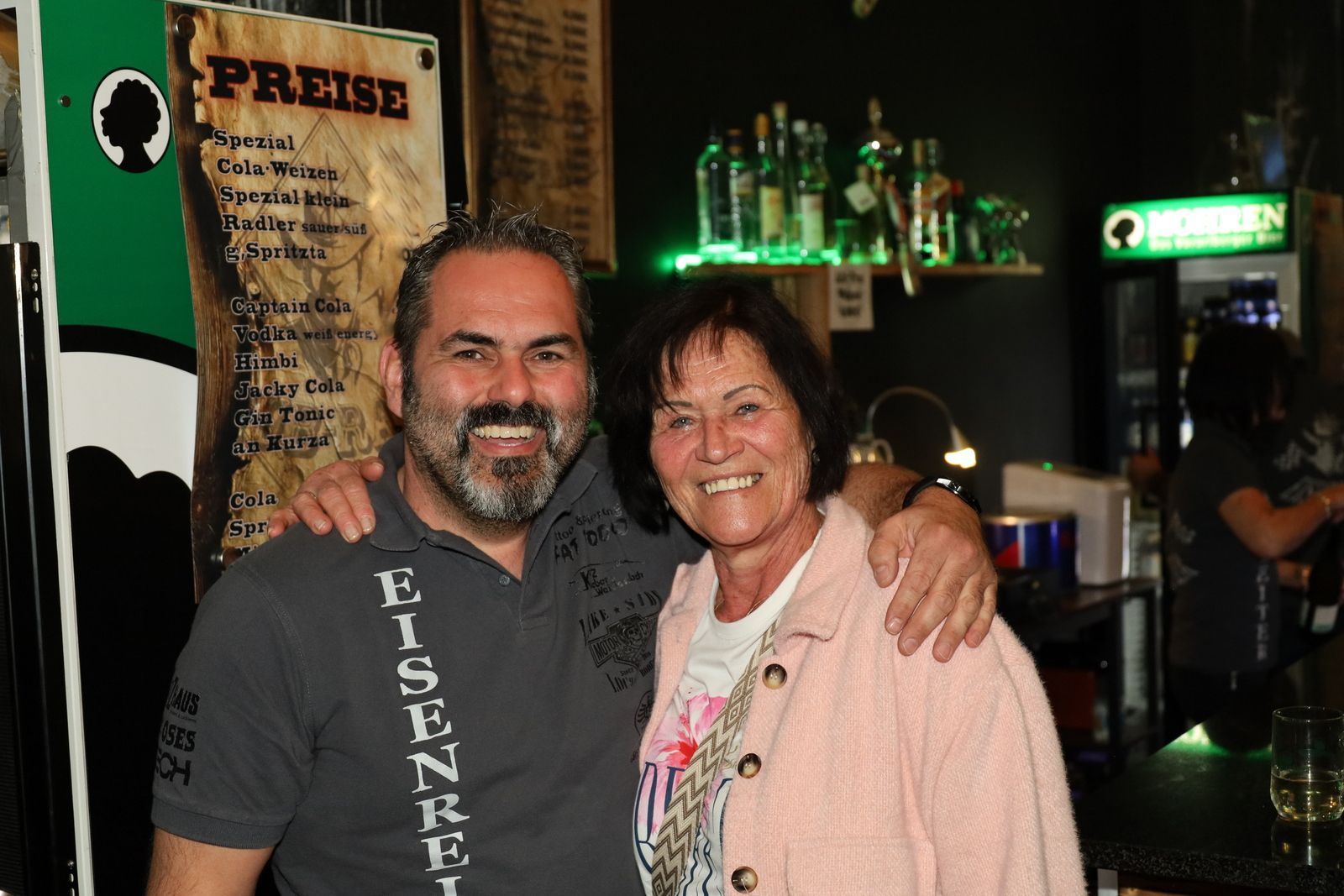 gutgelaunte Gäste im HubRaum