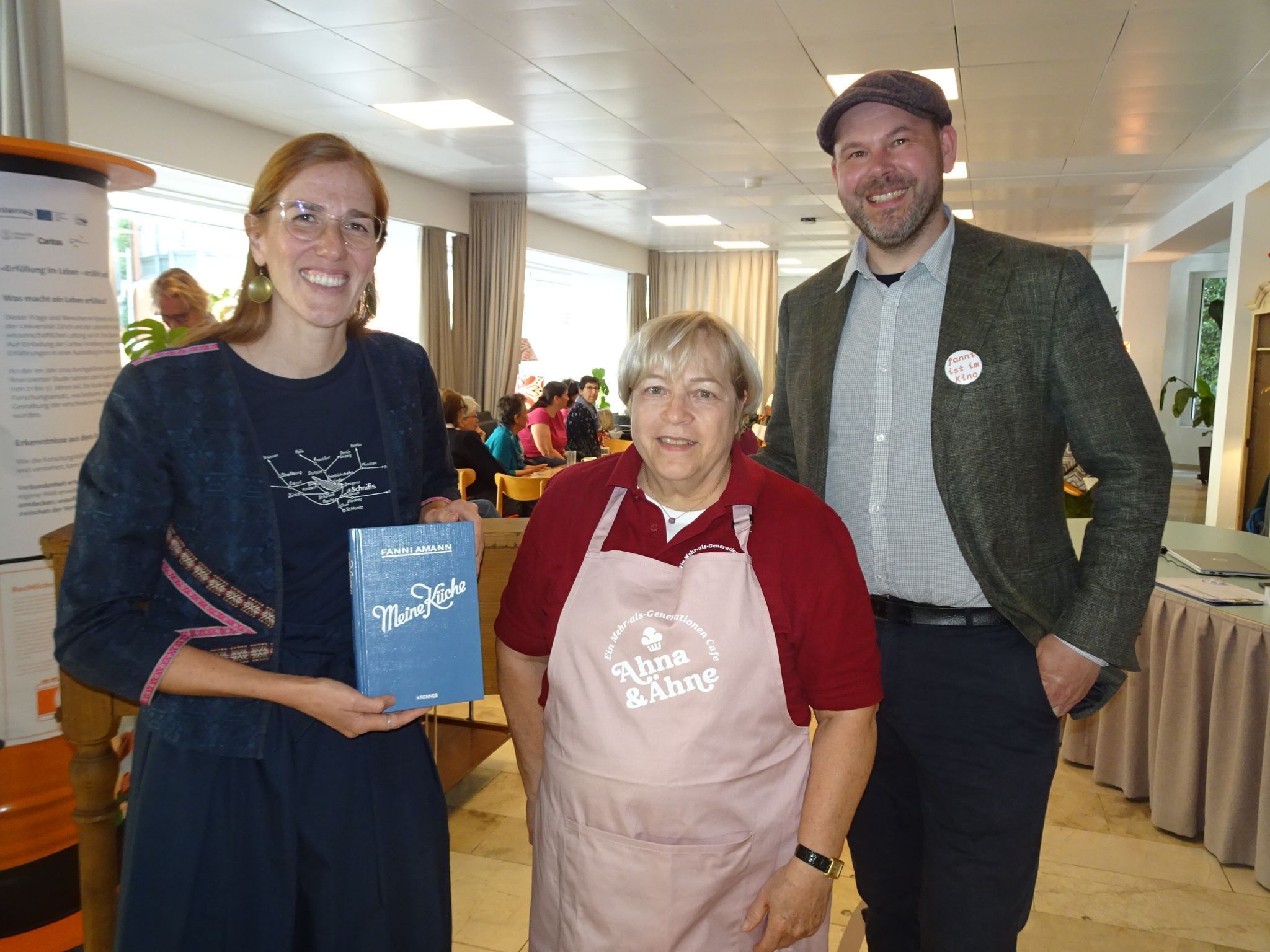 Julia Beck, Bärbel Gantner vom Verein Ahna & Ähne und Marcus Naumann begrüßten am Premierentag bereits zahlreiche Gäste zum Erzählcafé. 