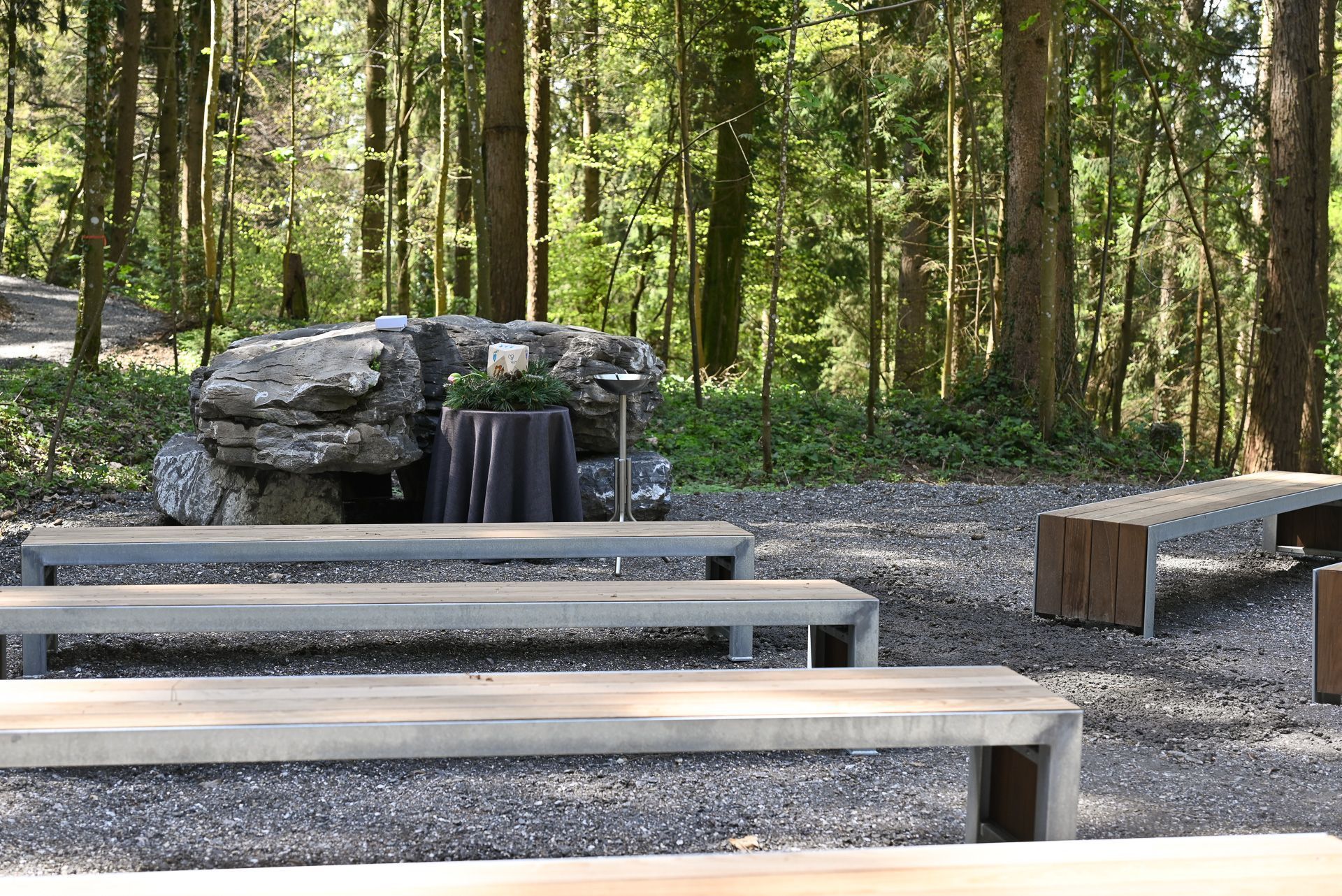 Auf einem großzügig gestalteten Andachtsplatz finden die Verabschiedungen statt. 