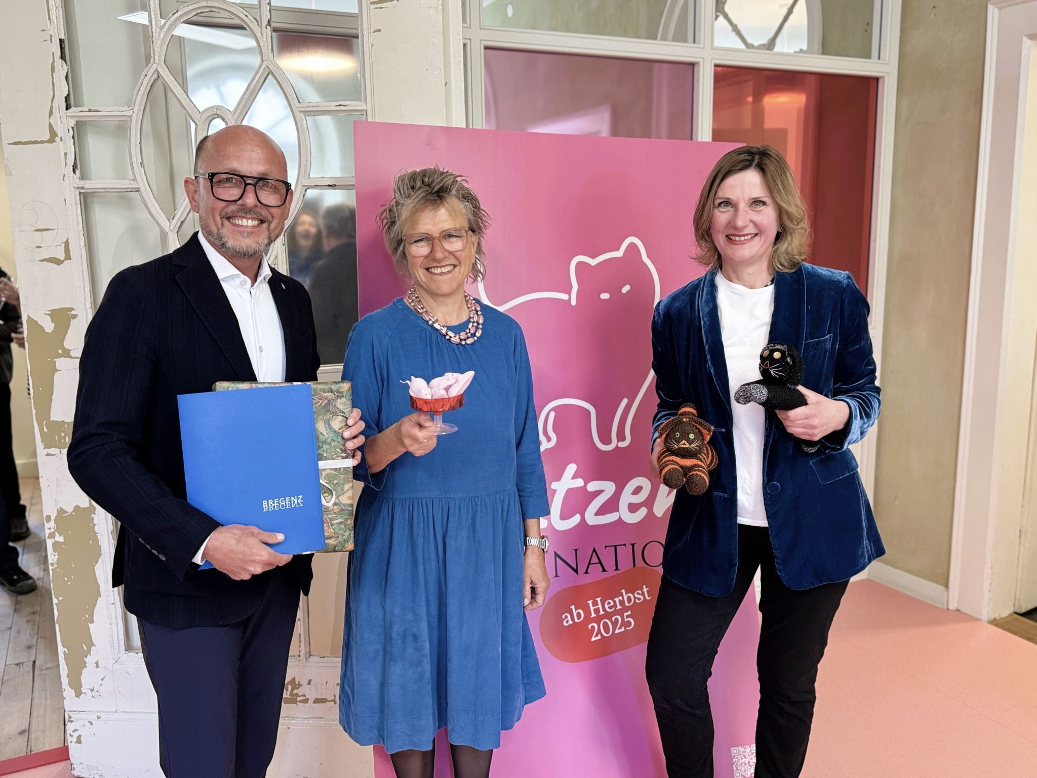 Tierärztin Tanja Warter (re.) mit Bürgermeister Michael Ritsch und Assistentin Sylvia Lutz bei der Eröffnungsfeier.