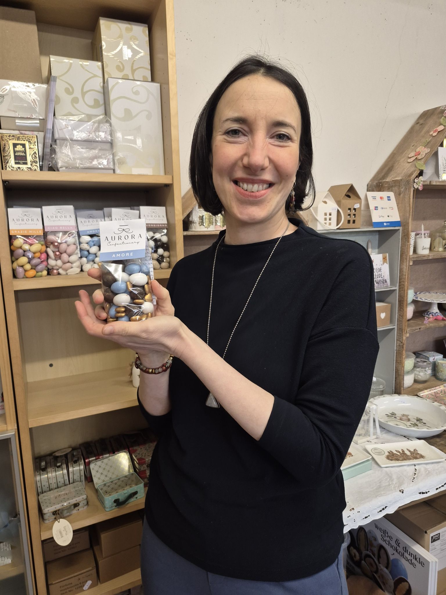 Etwa 80 verschiedene Varianten des einzigartigen Produktes hat Aurora im Sortiment. Die Zuckermandeln dürfen im Showraum verkostet werden. JH