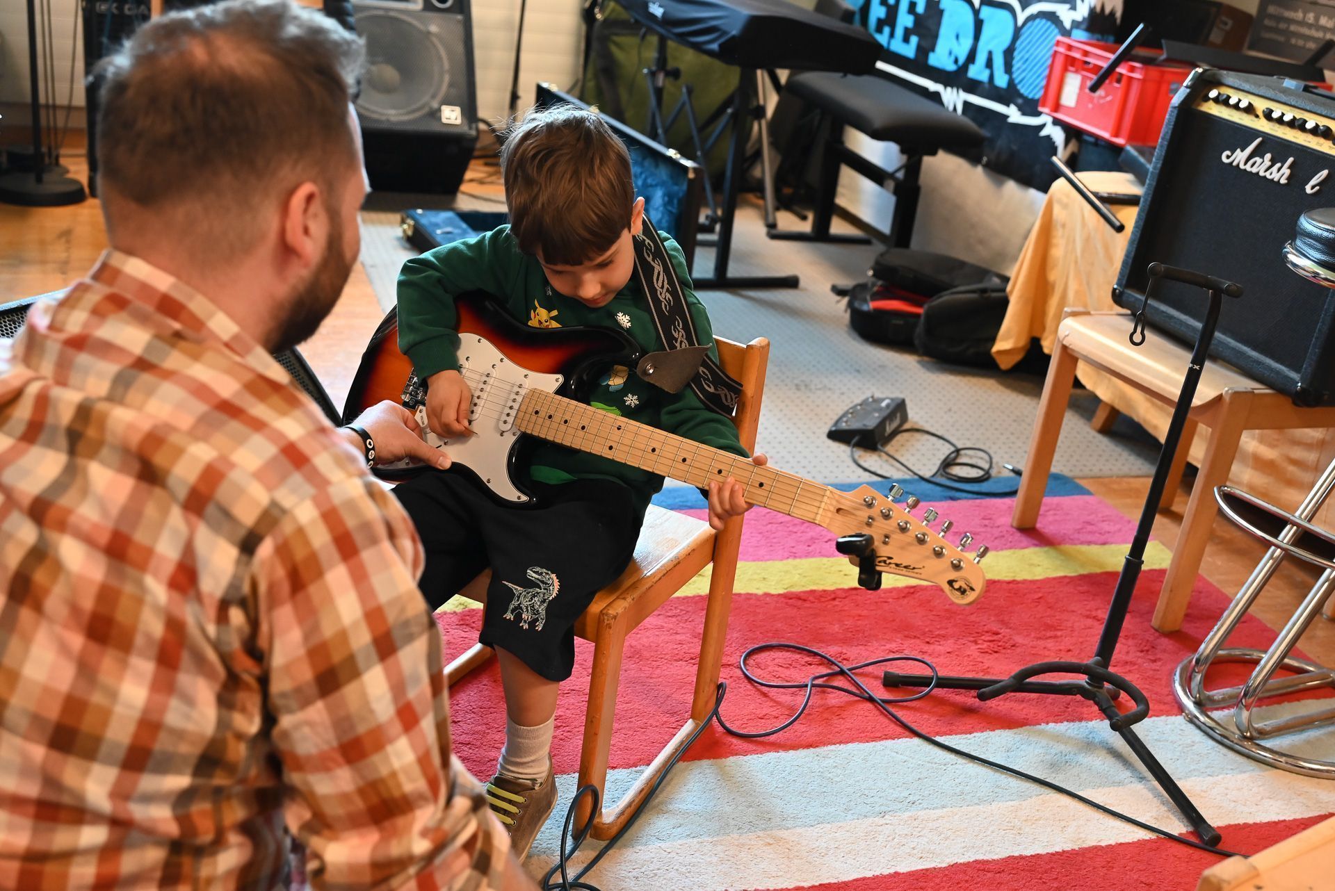 Auch die E-Gitarre wurde von den interessierten Kindern bespielt.
