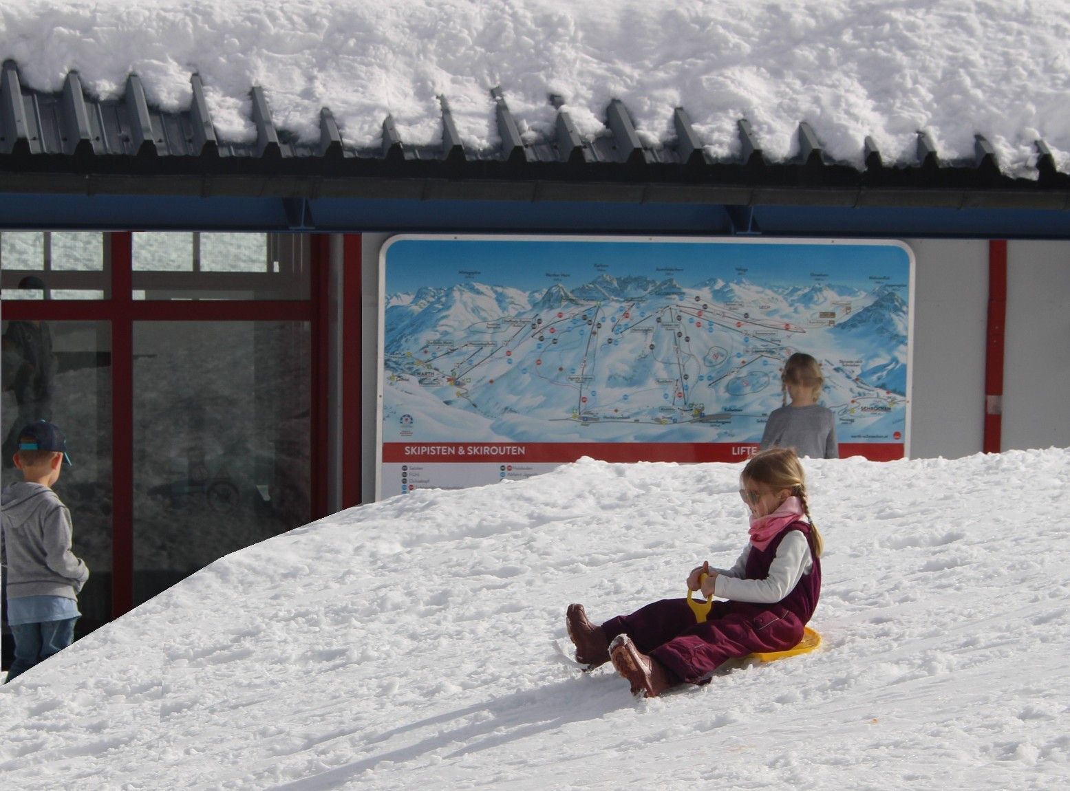 Direkt neben der Warth Arena vergnügten sich die Kids im Neuschnee - soviel wie am Ende der Saison gab es davon den ganzen Winter kaum,