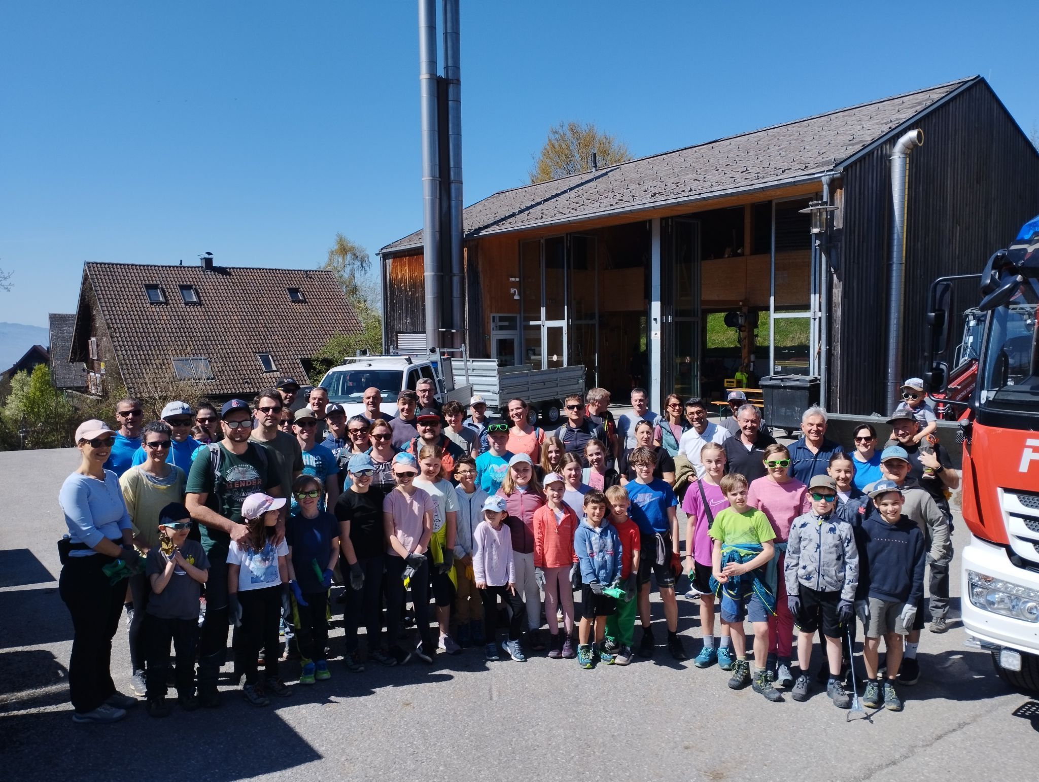 Rund 60 Freiwillige fanden sich zur Landschaftsreinigung beim Bauhof ein. (Foto: NAM)