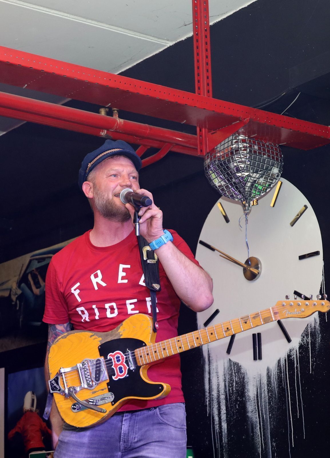 Sänger Daniel Benzer von Moose Crossing in Aktion auf dem Bartresen  im HubRaum