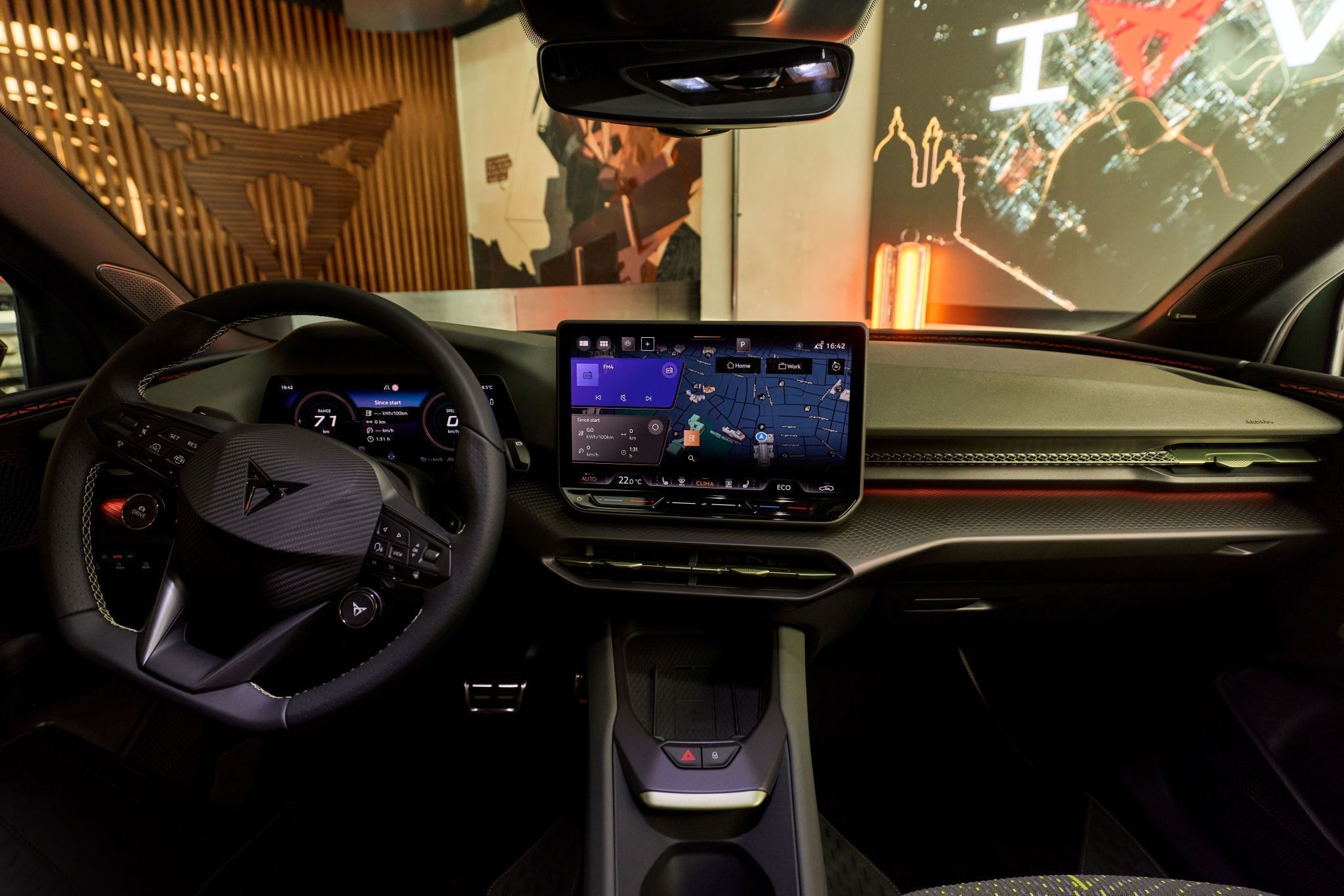 Sportliches Ambiente, übersichtliche Instrumentierung und schwungvolles, fahrerorientiertes Layout im Cockpit des aktuell kompaktesten Modells in der Cupra Palette