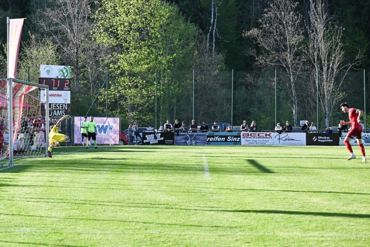 Egg Lebensversicherung Dominik Fessler trifft vom Elfmeterpunkt. VN-SERRA