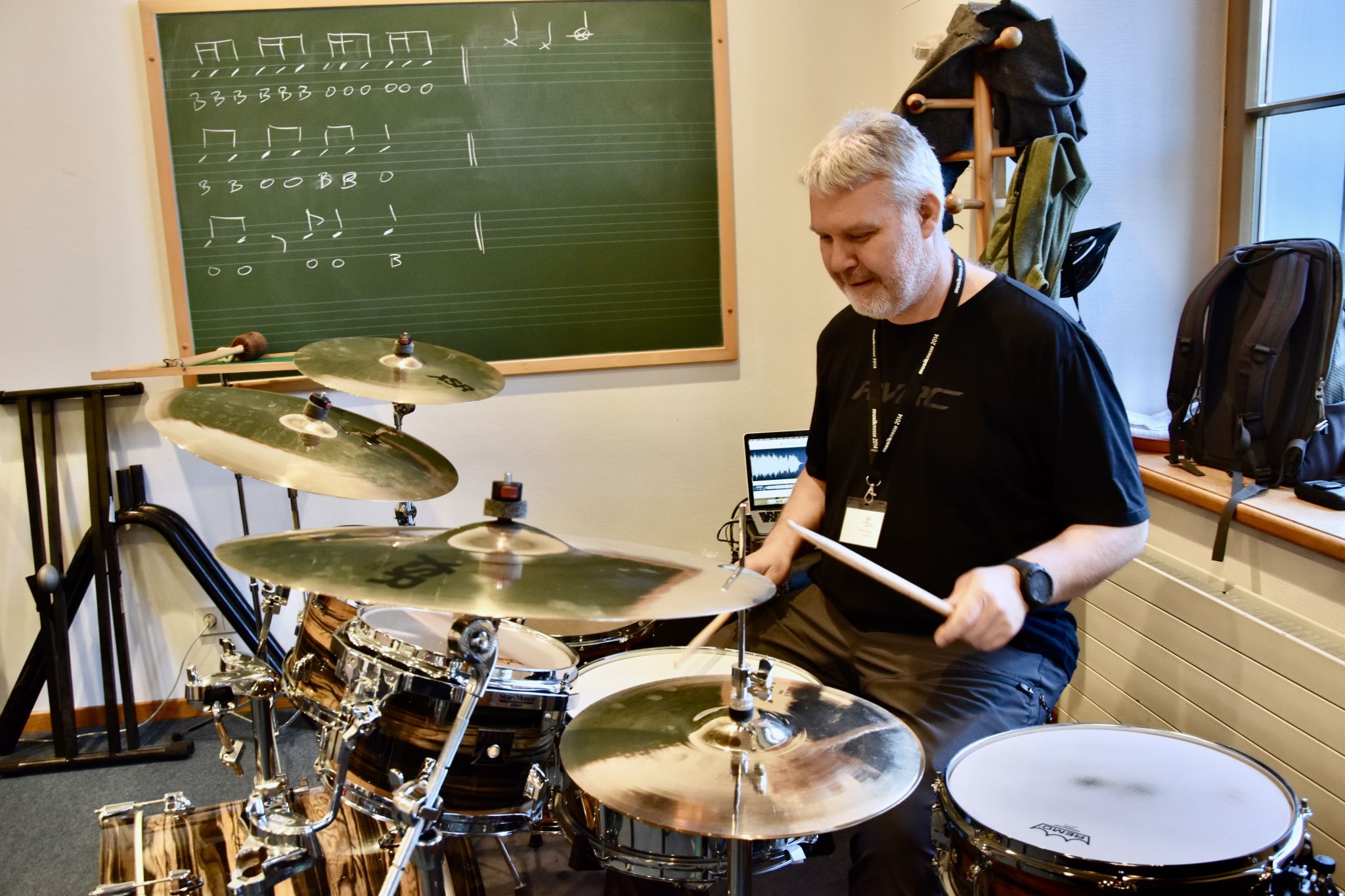 Veronika Huber mit Tochter Amrei am Xylophon. Musikschullehrer Ulli Sparr am Schlagzeug und mit Schülern/Besuchern. Schule im Park in Bludenz. (Bildergalerie)