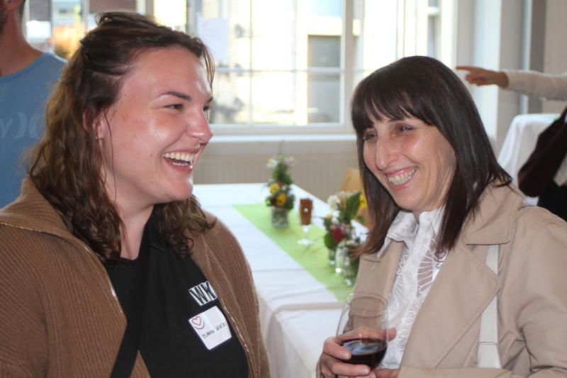 Gerlinde Sonderegger (r.) und Neo-Pflegerin Marina Zech. 