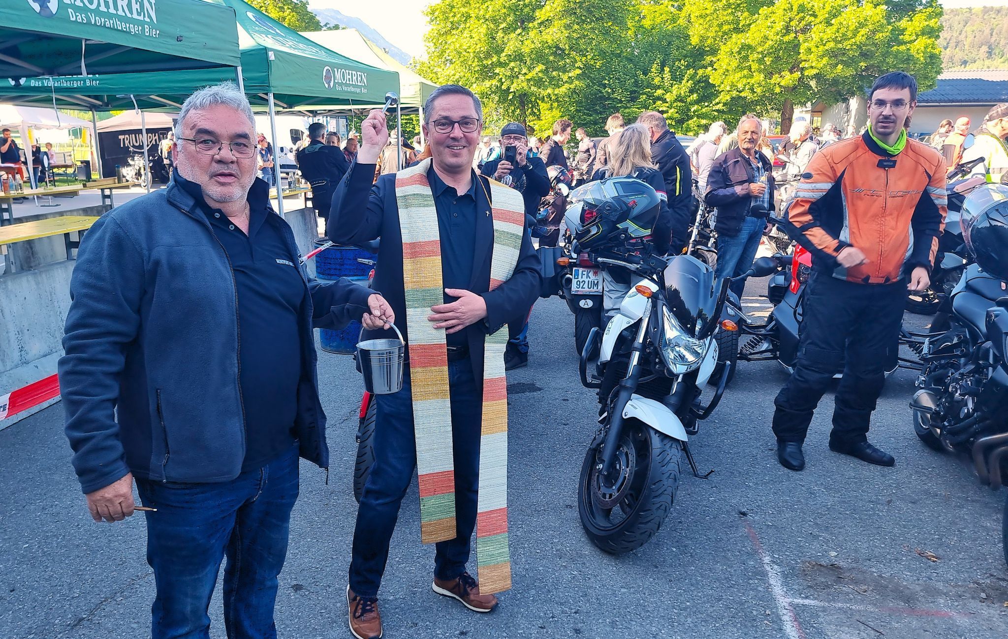 Präsident Klaus Gau mit Pfarrer Ronald Stefani bei der Segnung