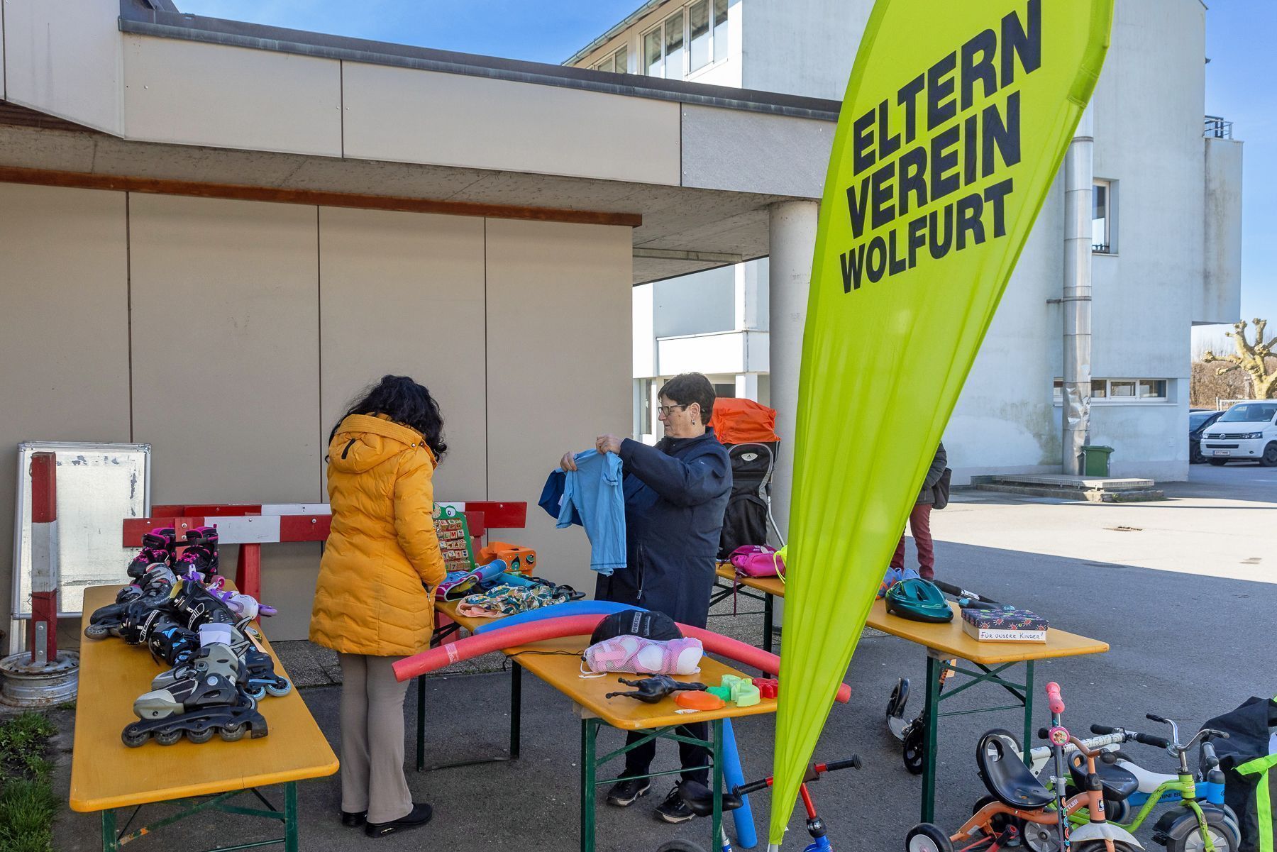 Sommersportartikel fanden beim Stand des Elternvereins neue Nutzer. @ Mario Stecher@Fototeam Digital 2026