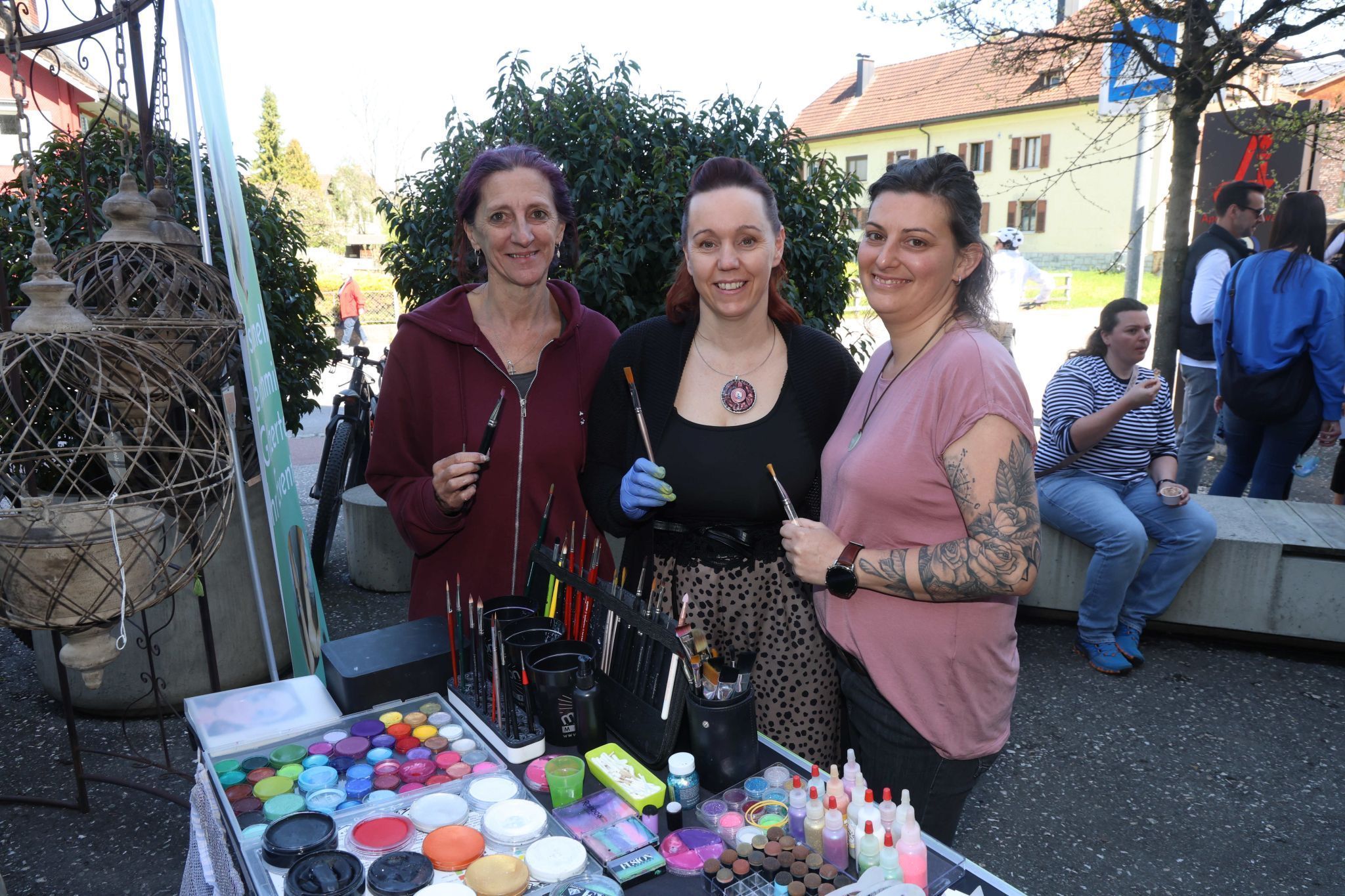 Geischtsschminerinnen Barbara, Antje und Sabine.