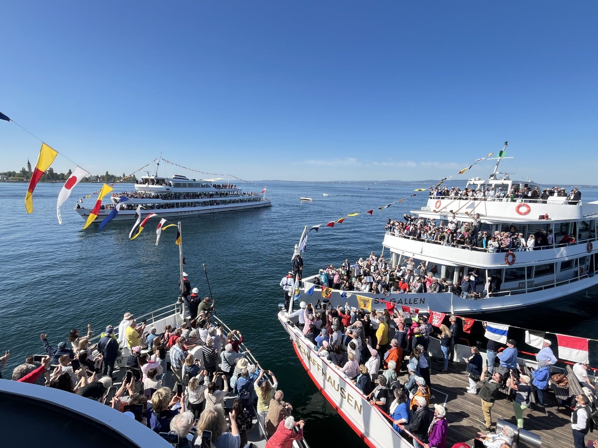 Als sich der Stern geschlossen hatte und die Getränke ausgetauscht waren, erklang die traditionelle „Fischerin vom Bodensee“. Hunderte begeisterte Passagiere waren bei der Sternbildung auf den vollbesetzten Schiffen live dabei. VSU/ Theresia Keck (4)   