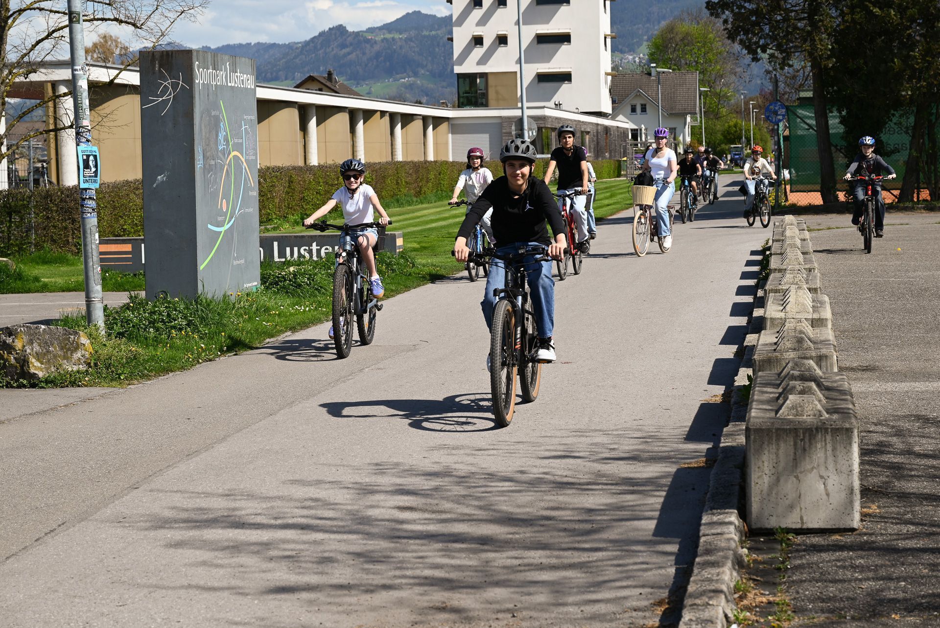 Mit dem Fahrrad reisten sie zu den Lieblingsplätzen und brachten dort die einzelnen Täfelchen an.