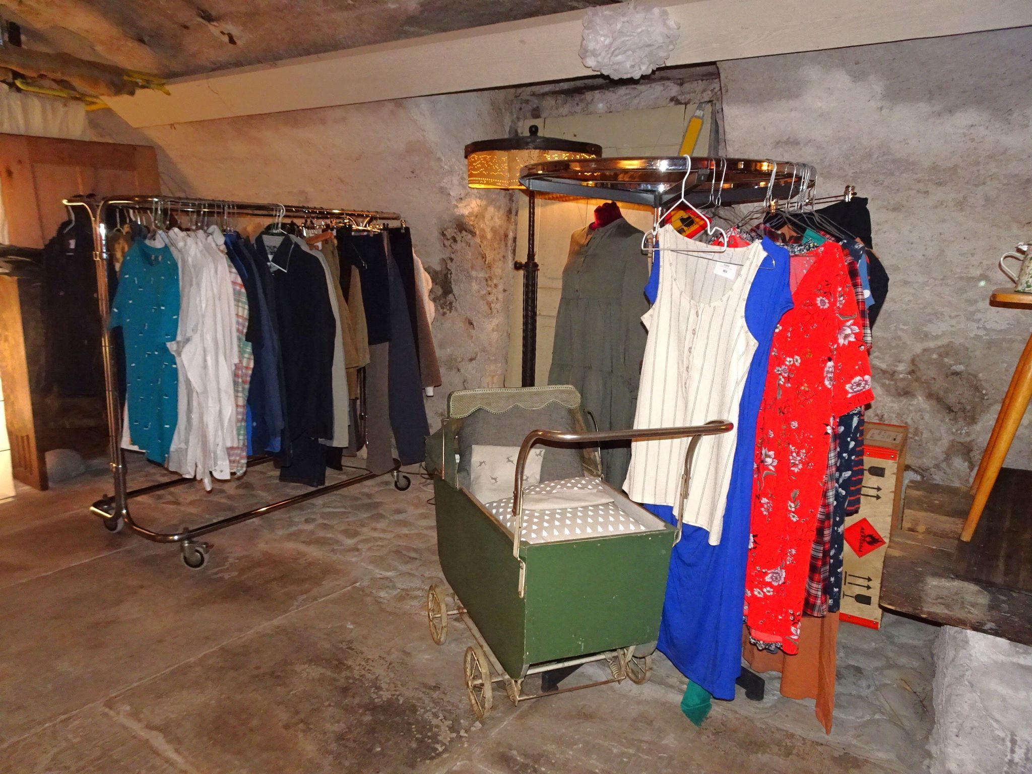 In den historischen Räumlichkeiten kommen Kleidung und Accessoires besonders stilvoll zur Geltung.