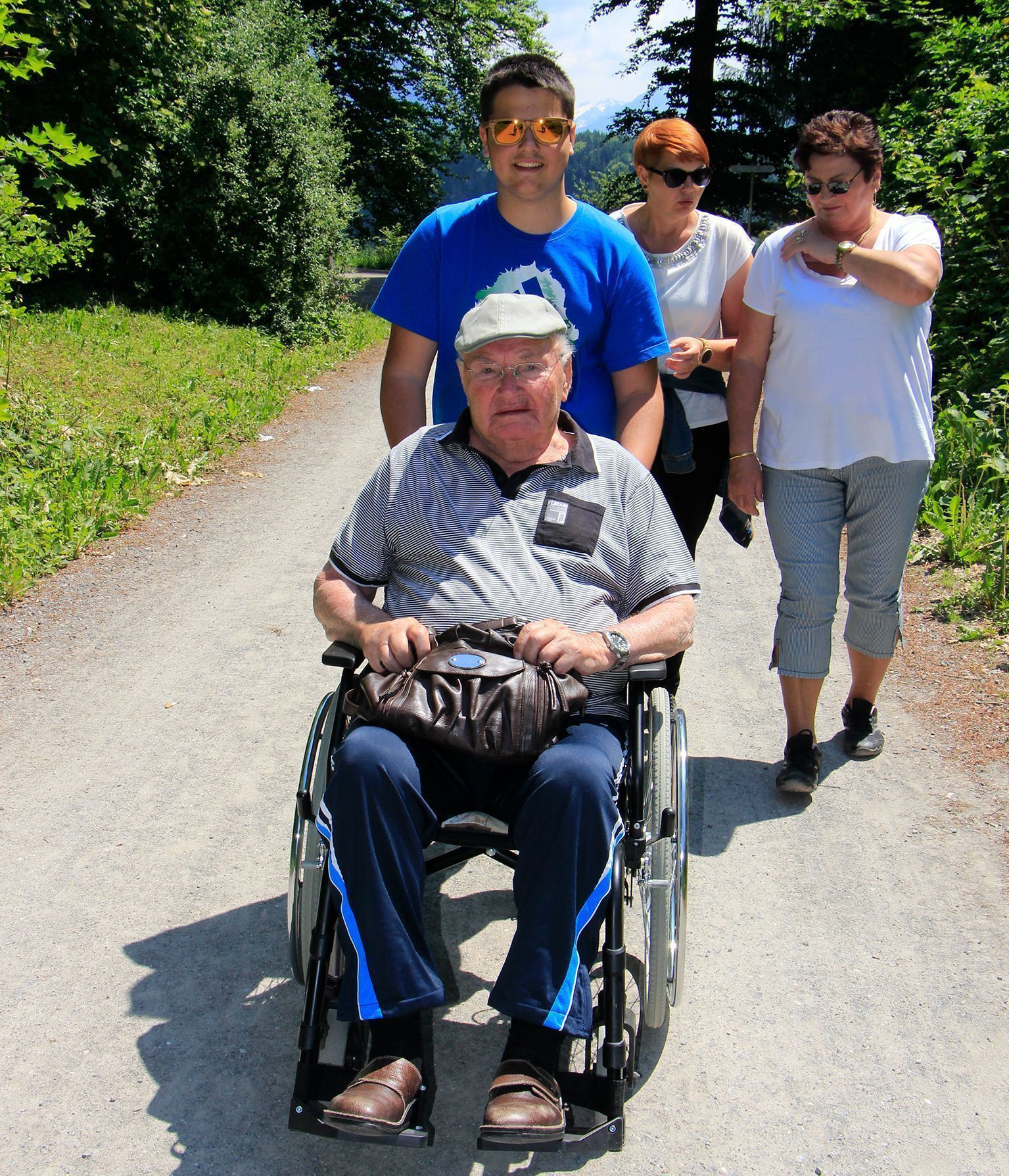 Fabio mit Uropa August Kellner (1929-2018) im Wildpark Feldkirch, Pflegerin Maja und seine Mama Mirjam.