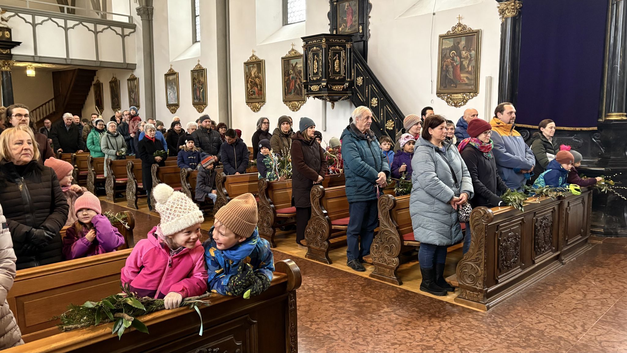 Vor der Prozession zur Pfarrkirche Heilig Kreuz mit anschließender Messfeier versammelten sich die Interessierten in der St. Laurentiuskirche.