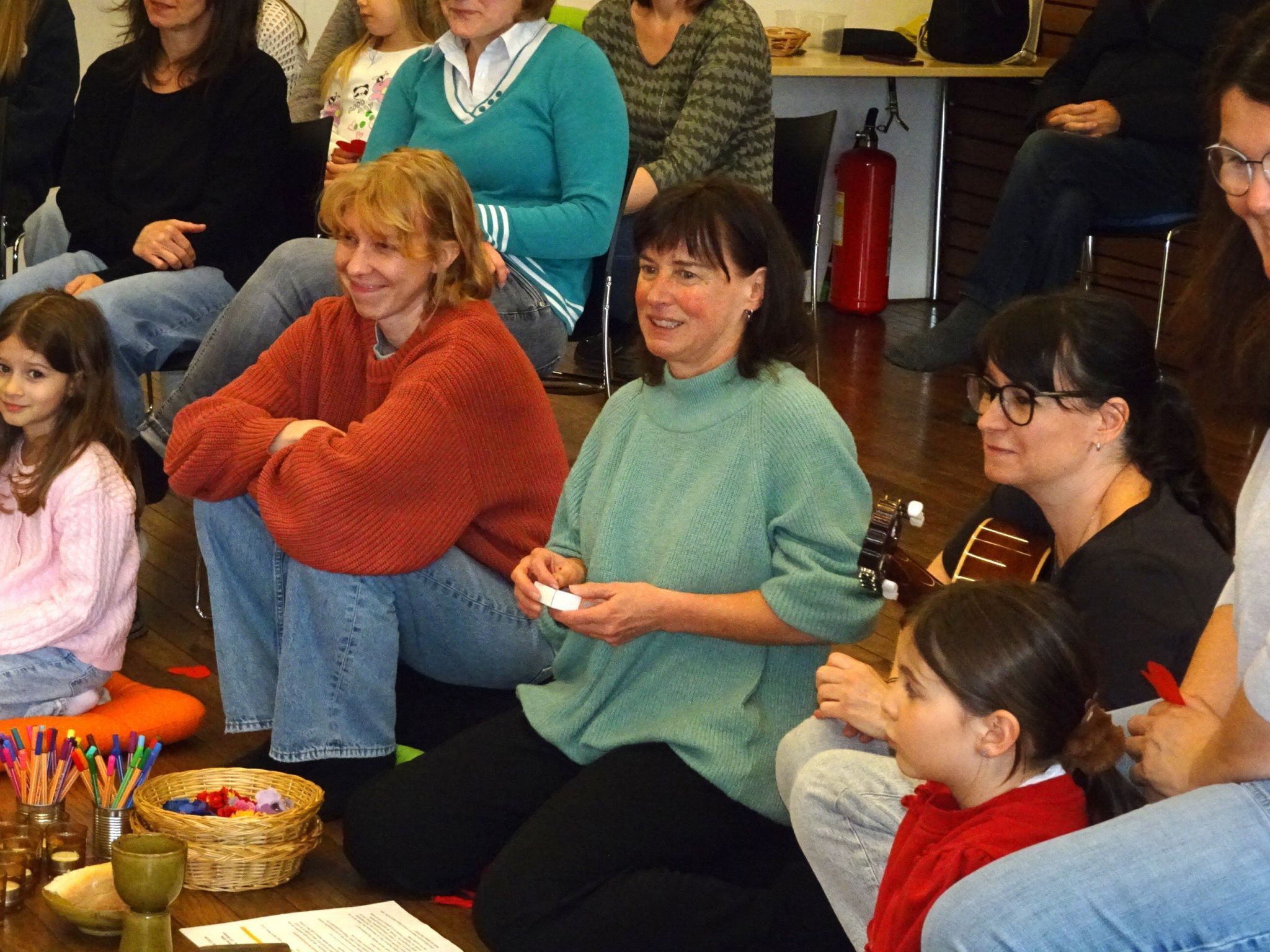 Birgit Amann (Mitte) und ihr Team hatten eine lebendige Brotfeier für Kinder vorbereitet. 