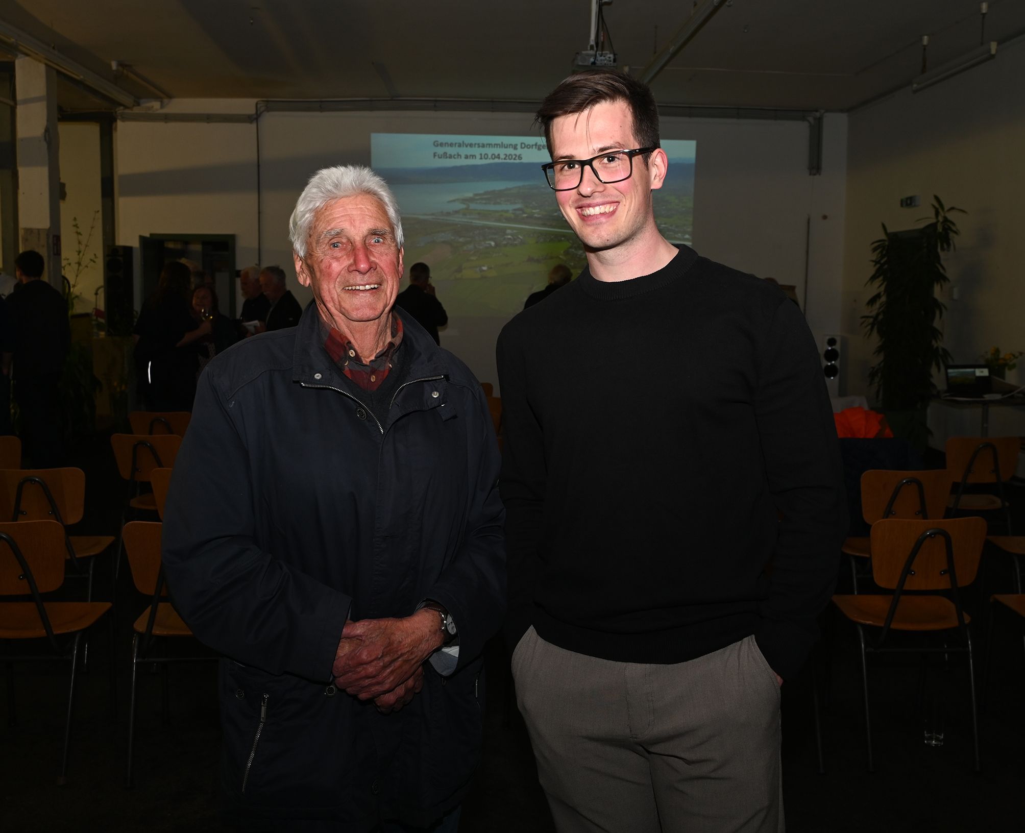 Zeitzeuge Erich Gugele und Timo Oprießnig waren begeistert von Mathis' Ausführungen.