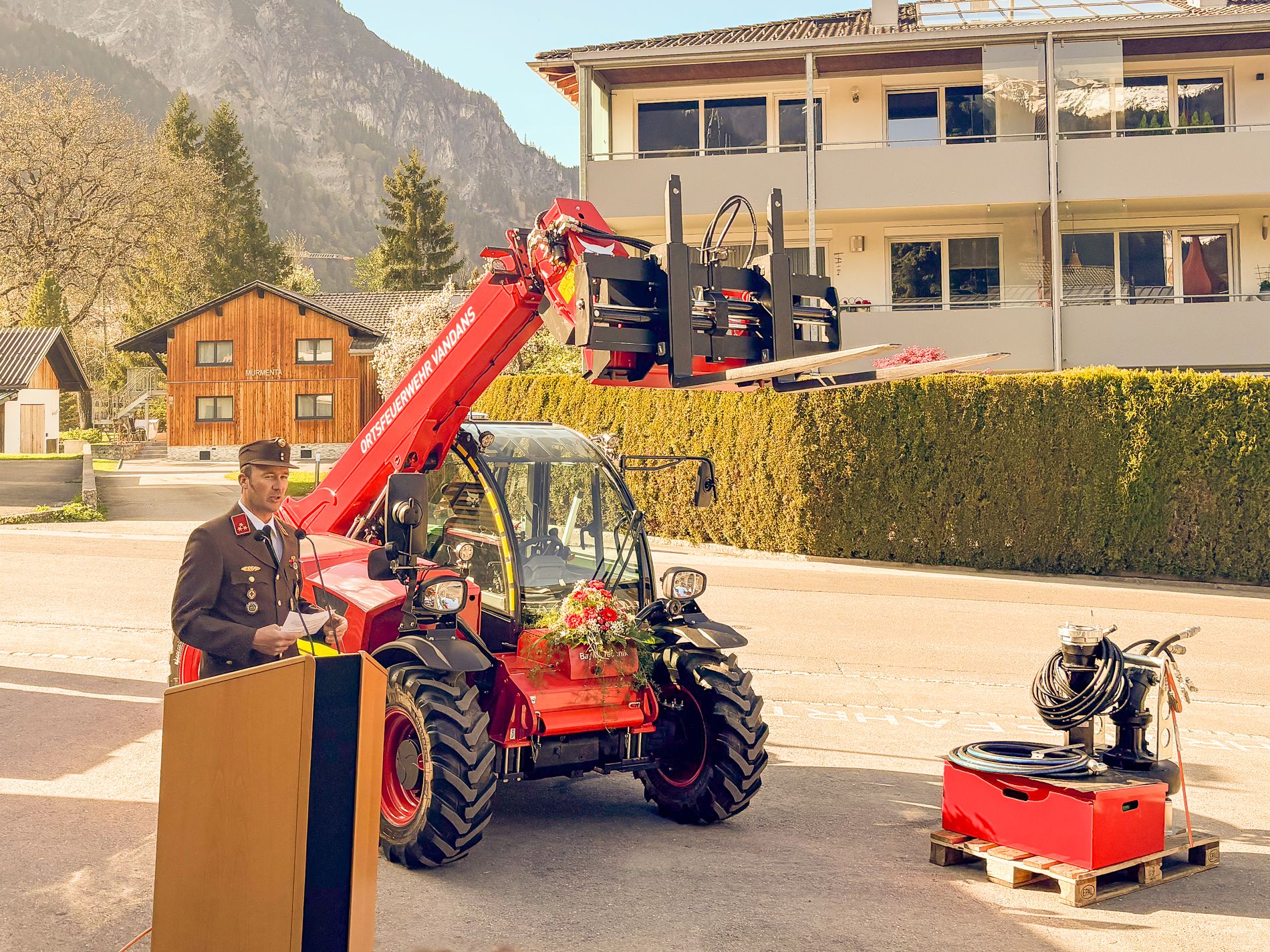 OF Kdt. Andre Stemer stellt die neuen Einsatzmittel offiziell in den Dienst des Hochwasserstützpunktes Vandans