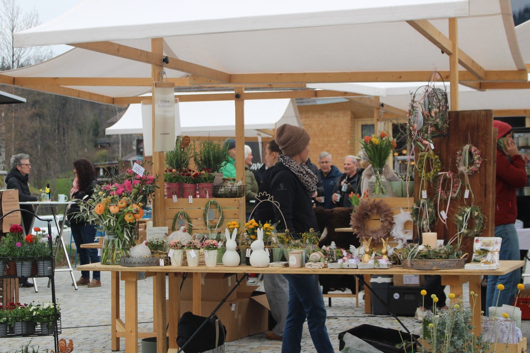 Mit dem Marktbummeln kann man nicht früh genug beginnen, war offenbar die Devise dieser gutgelaunten Marktbesucherinnen.