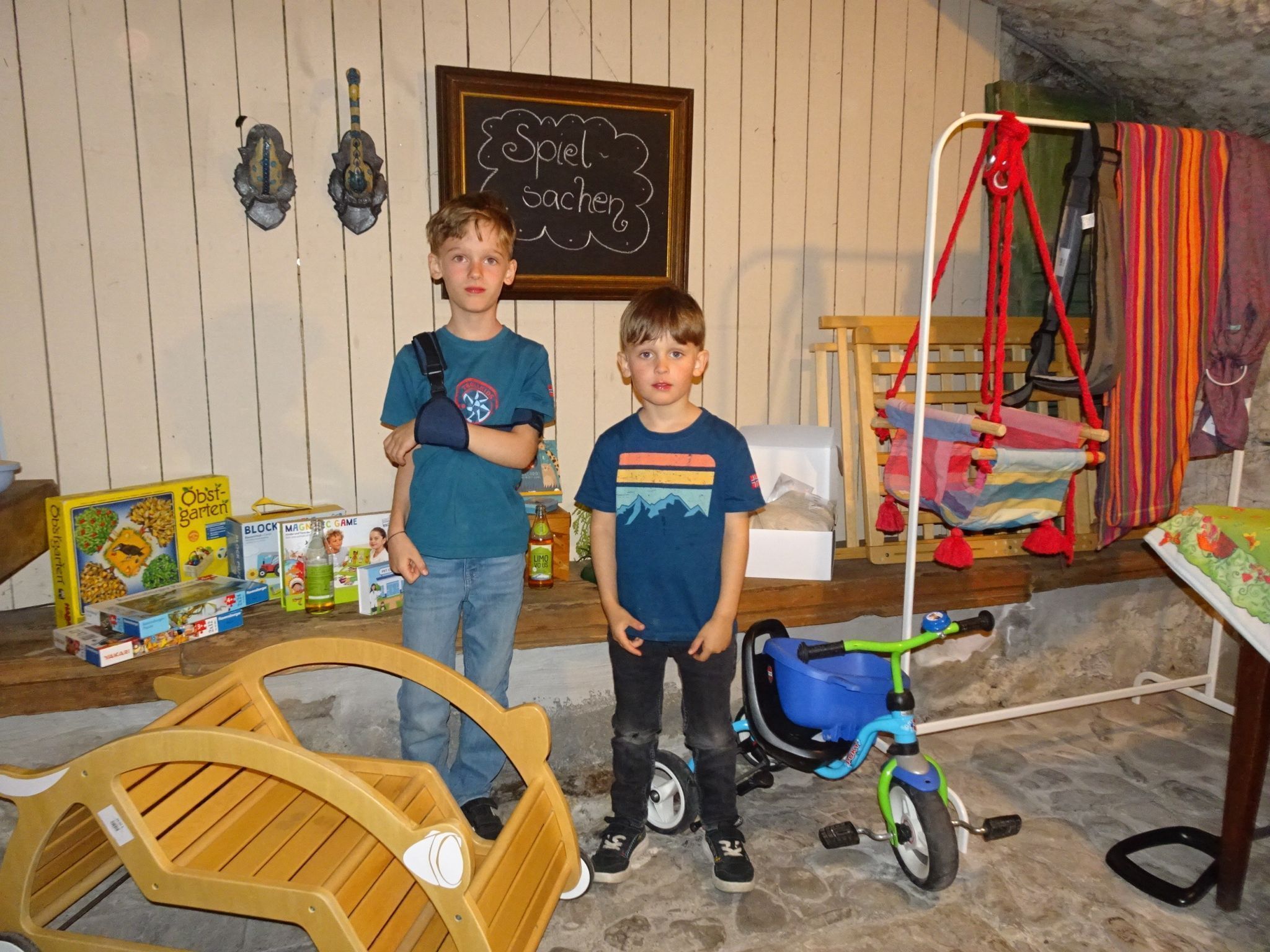 Auch Joona und Willem stöberten im neuen Geschäft durch die Spielwarenabteilung. 