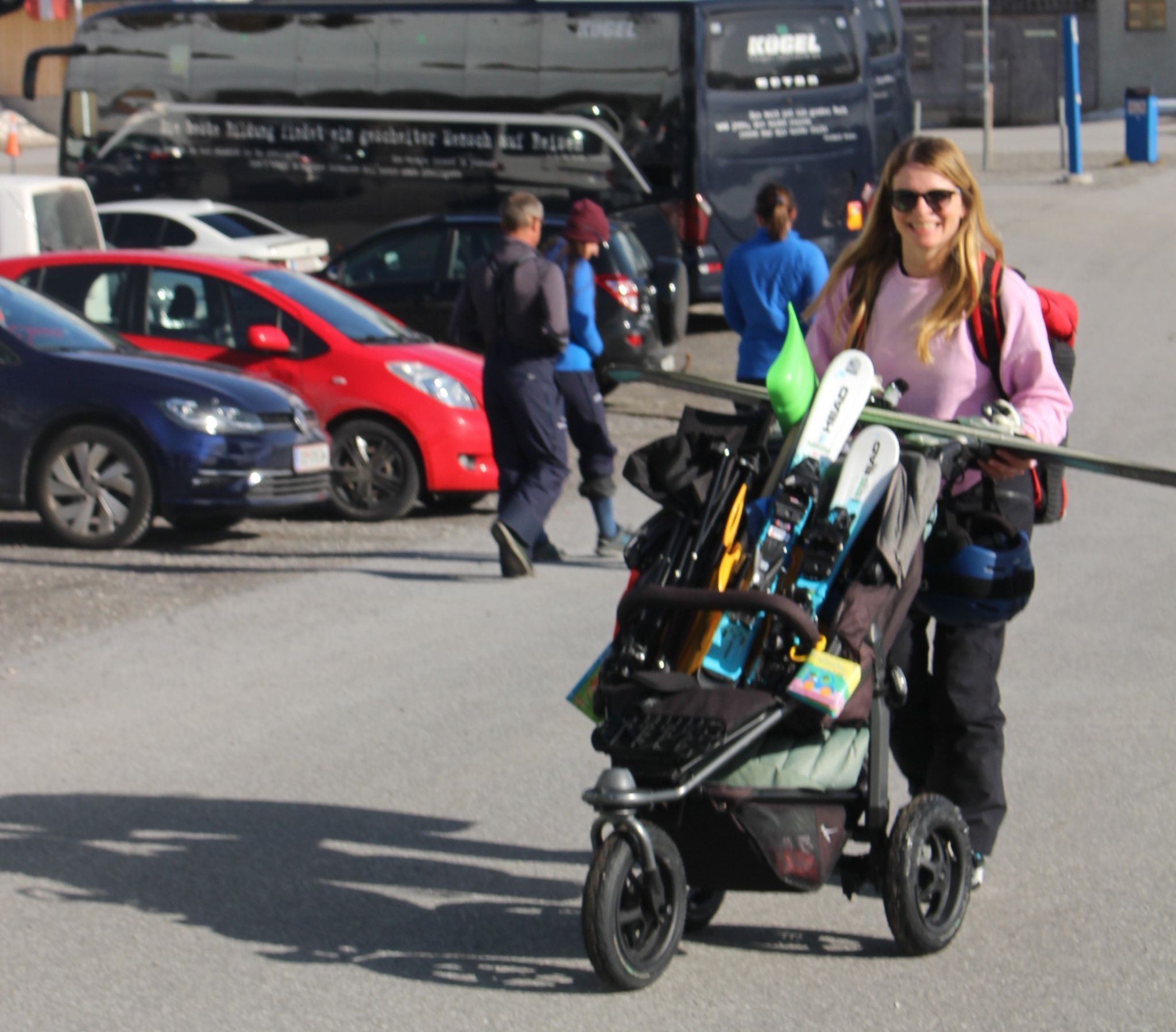 Mit dem zweckentfremdeten Kinderwagen in dieser Saison zum letzten Mal auf dem Heimweg . . .