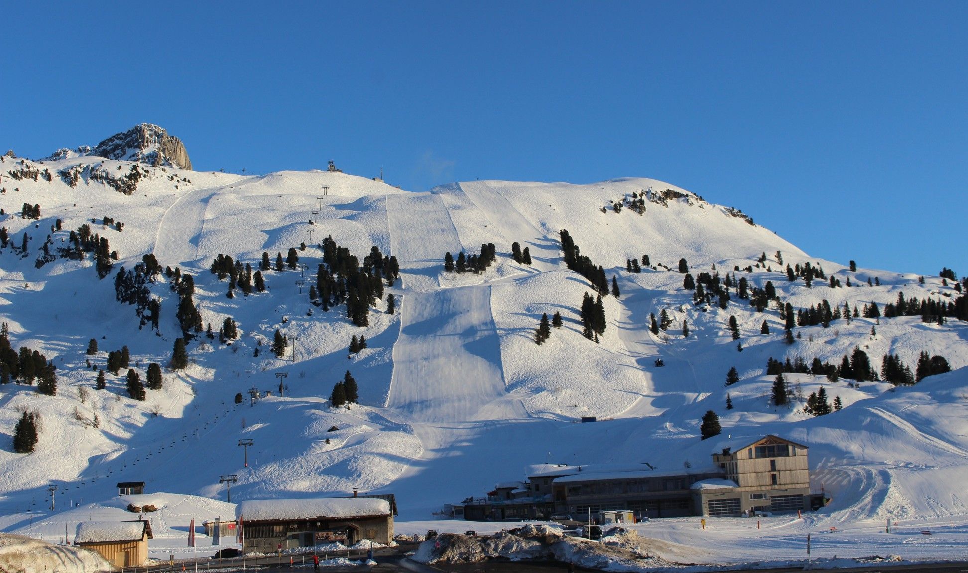 Beim Anblick des hochwinterlich frisch verschneiten Salobers, der sich „so schön wie den ganzen Winter nicht“ präsentierte, sind die Genuss-Skifahrer versucht, den Roy-Black-Hit „Ganz in weiß . . .“ zu summen, während sie ihre letzten Spuren durch den Schnee ziehen.   