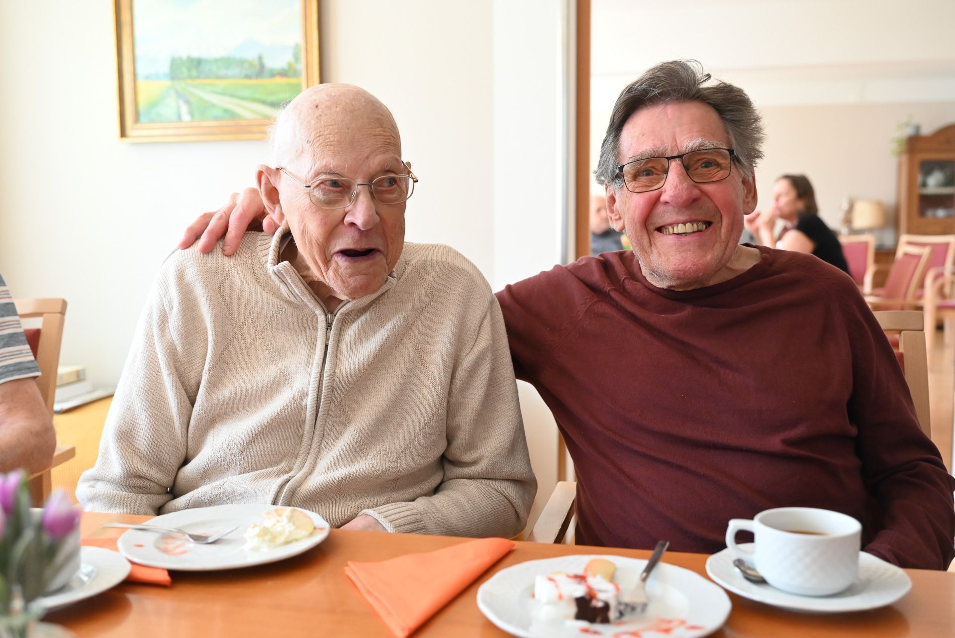 Hans und Josef freuten sich über die Geburtstagsfeier, die sie in der Tagesbetreuung für Josef's 86. Geburtstag machten.